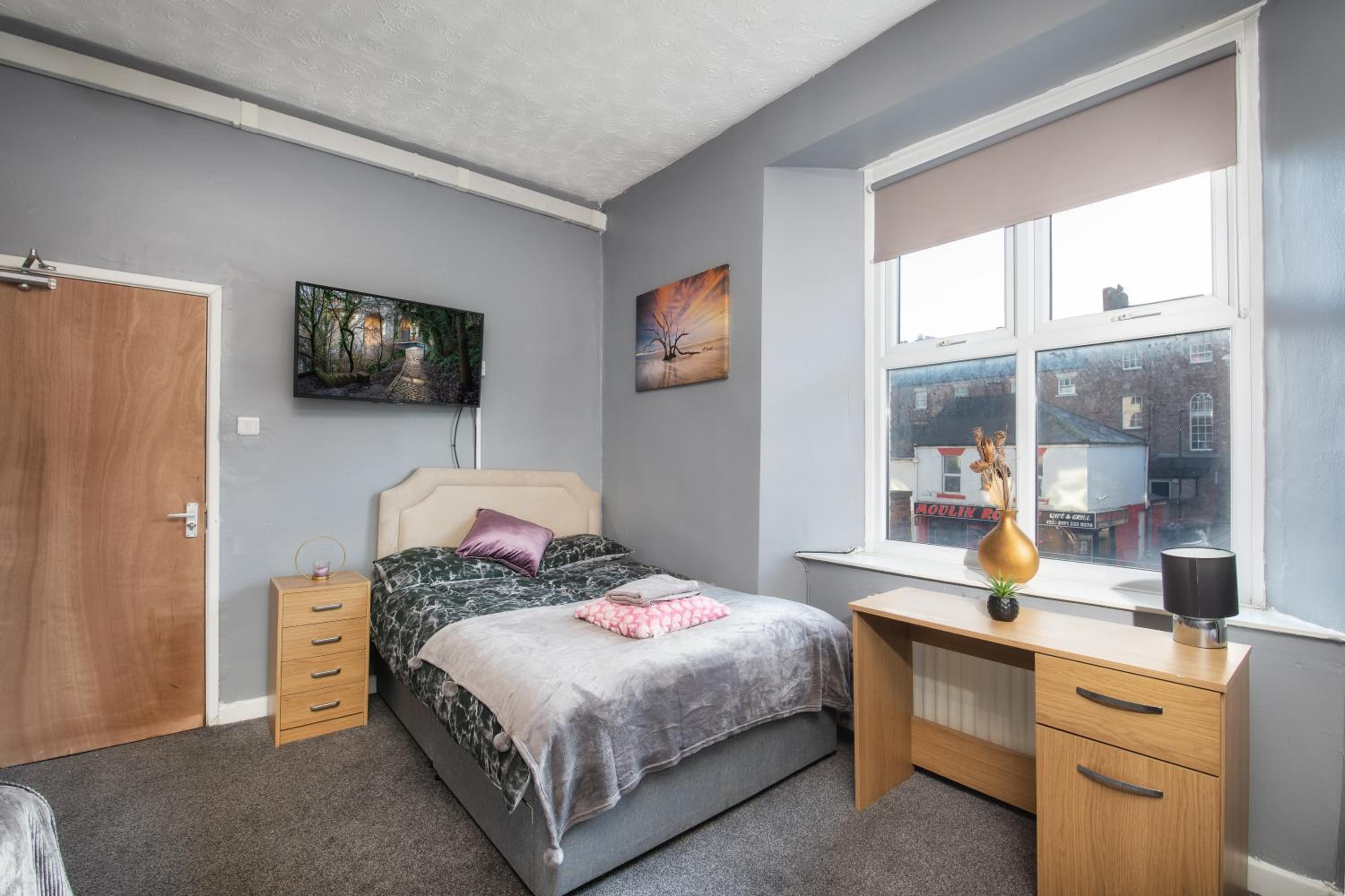 Newcastle City centre super spacious town house free parking and Wi-Fi