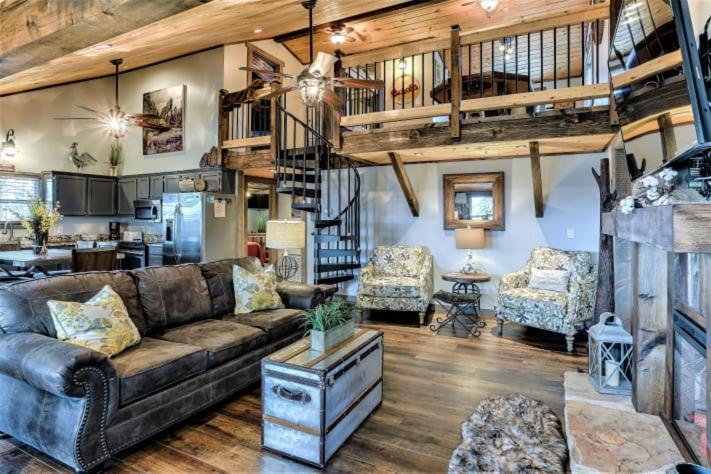 Smoky Mountain Loft Amazing Views, Hot Tub, 560 FREE tickets each paid day!!! view 4