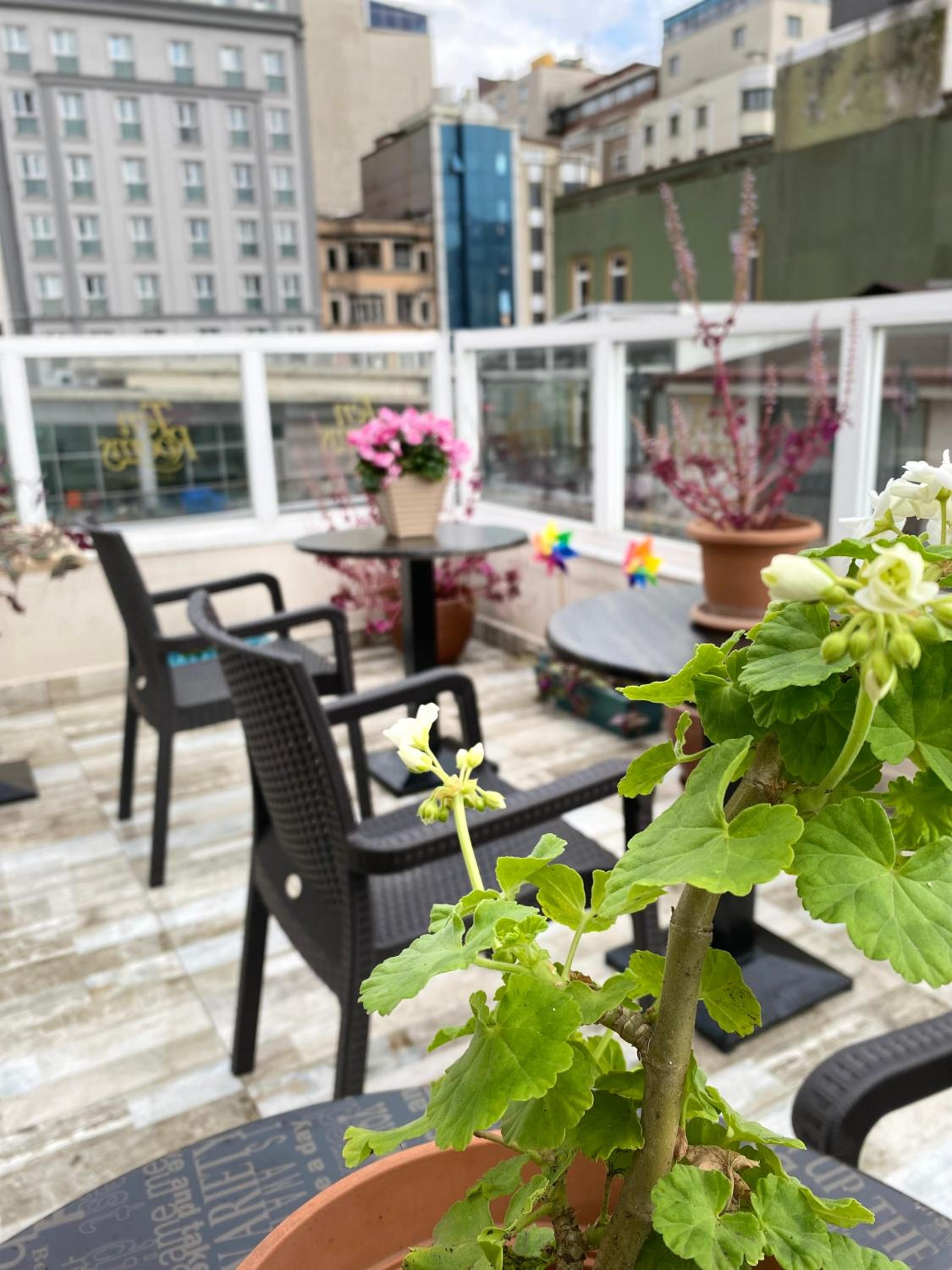 Ten Rooms İstanbul Otel - Image 29