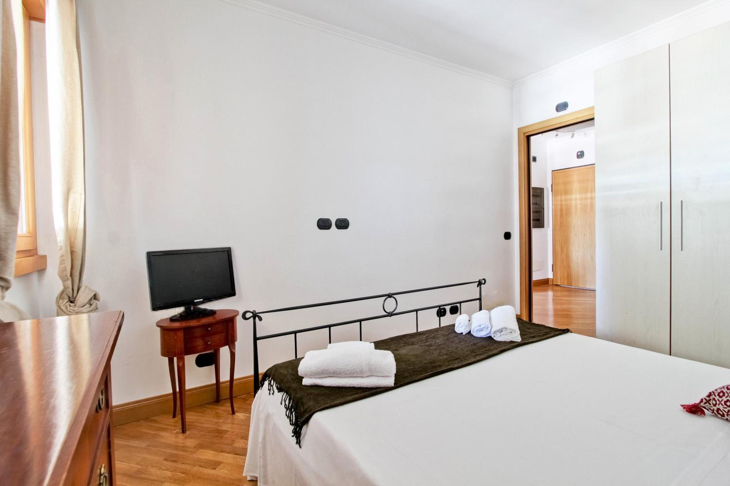 Cozy terrace apt close to Eataly and metro Piramide