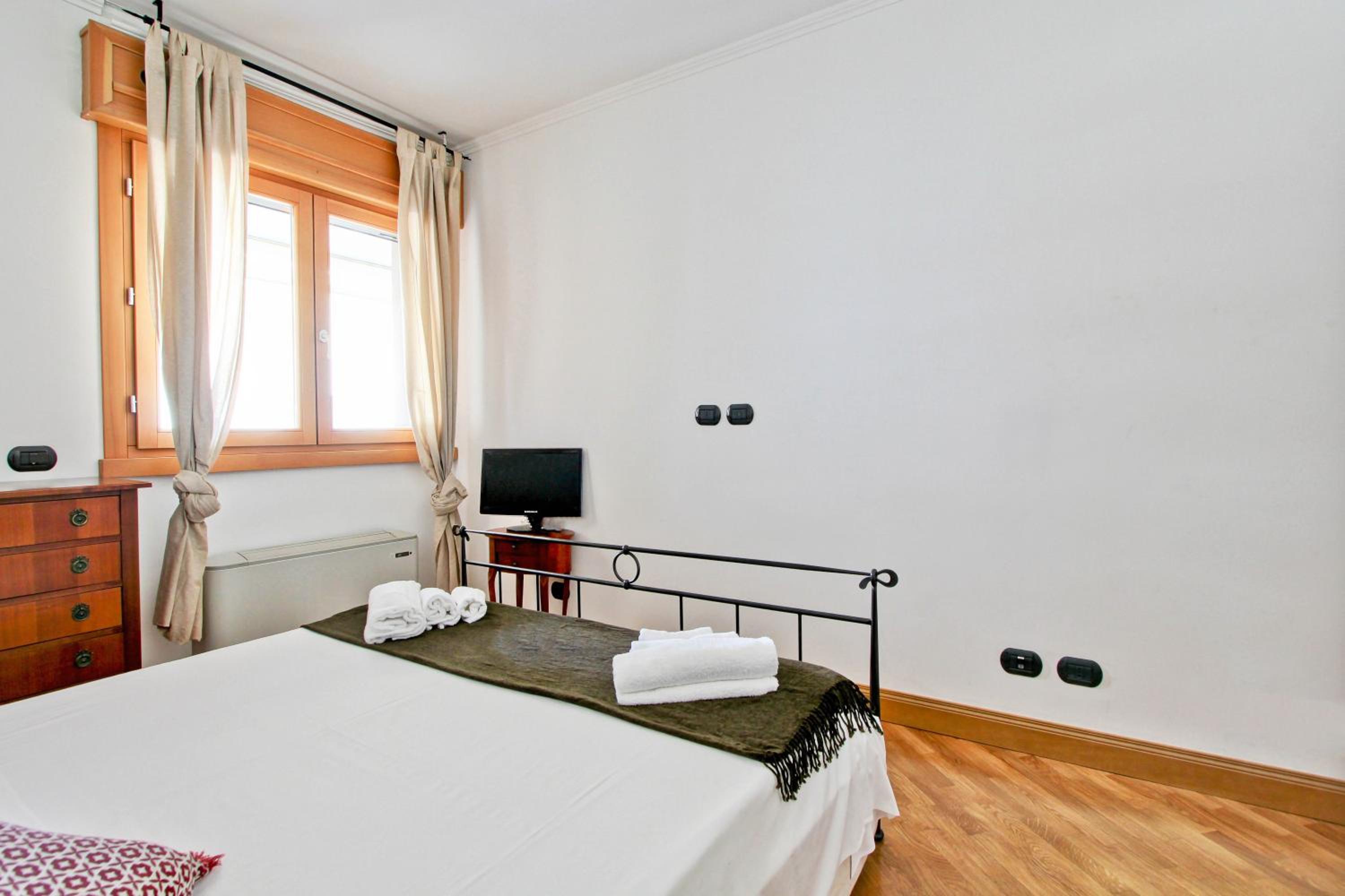 Cozy terrace apt close to Eataly and metro Piramide