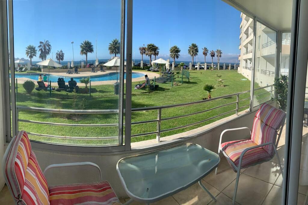 Primera línea frente al mar, con gran piscina. view 5