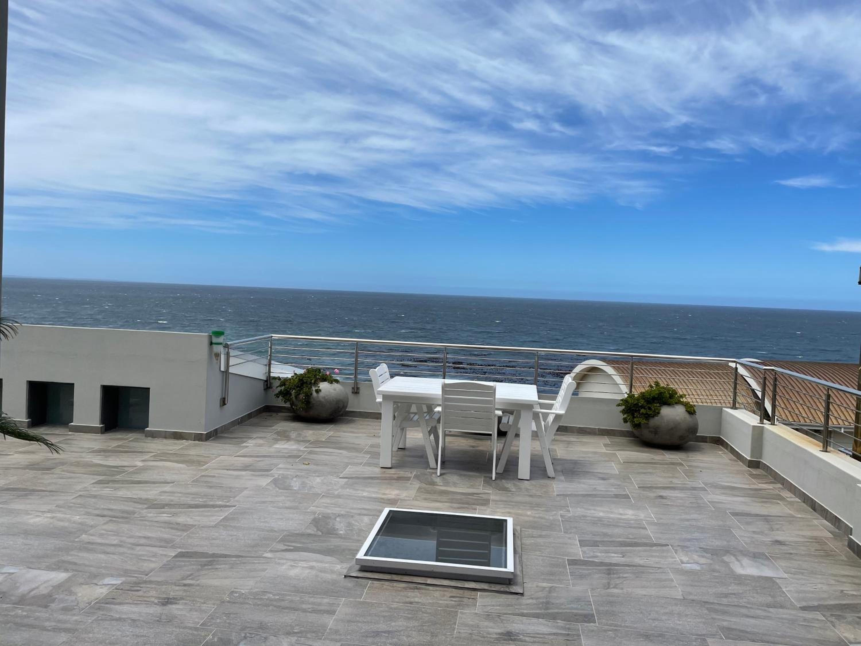 Vermont Hermanus - views, sunny, right on the sea