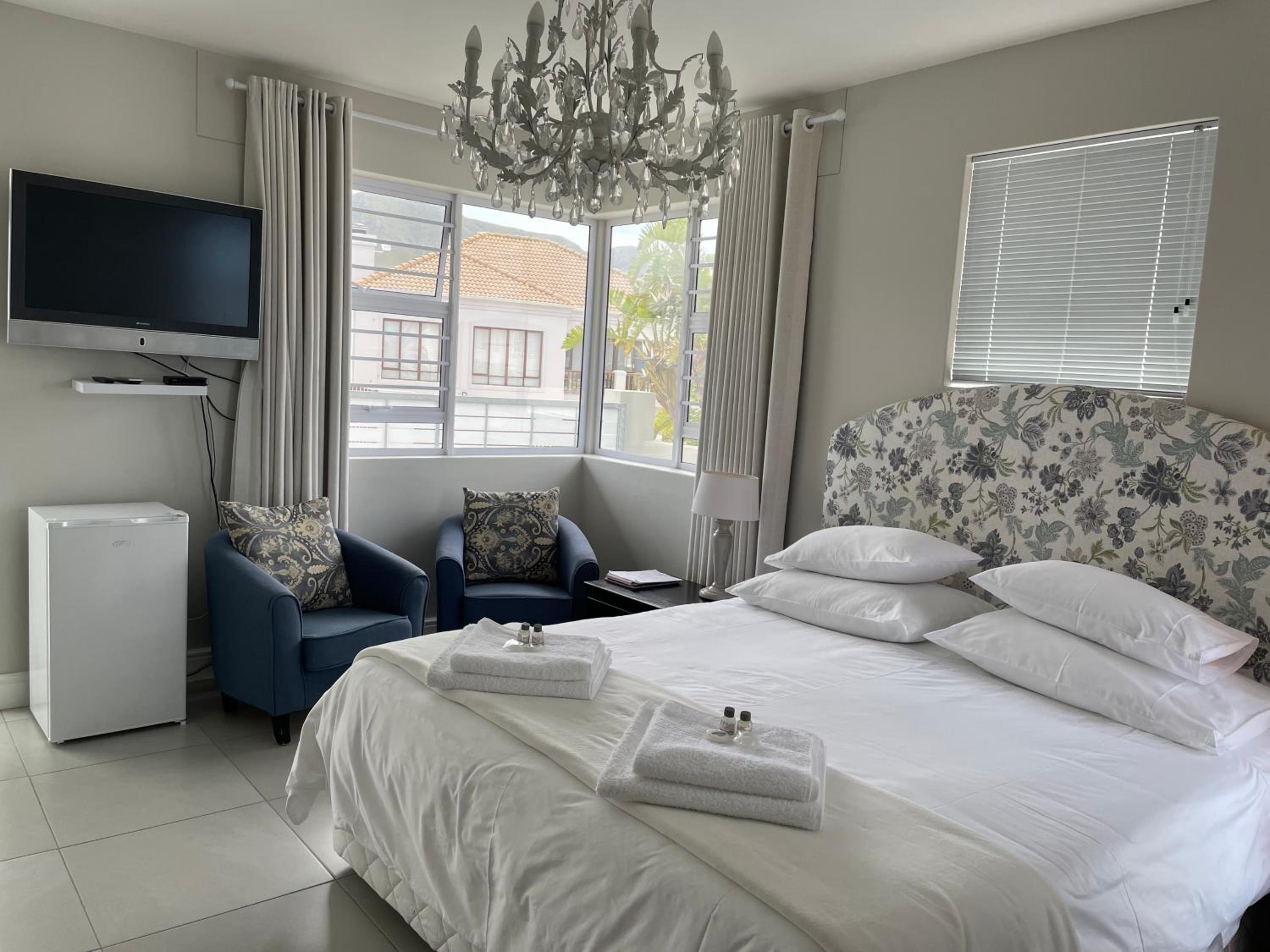 Vermont Hermanus - views, sunny, right on the sea
