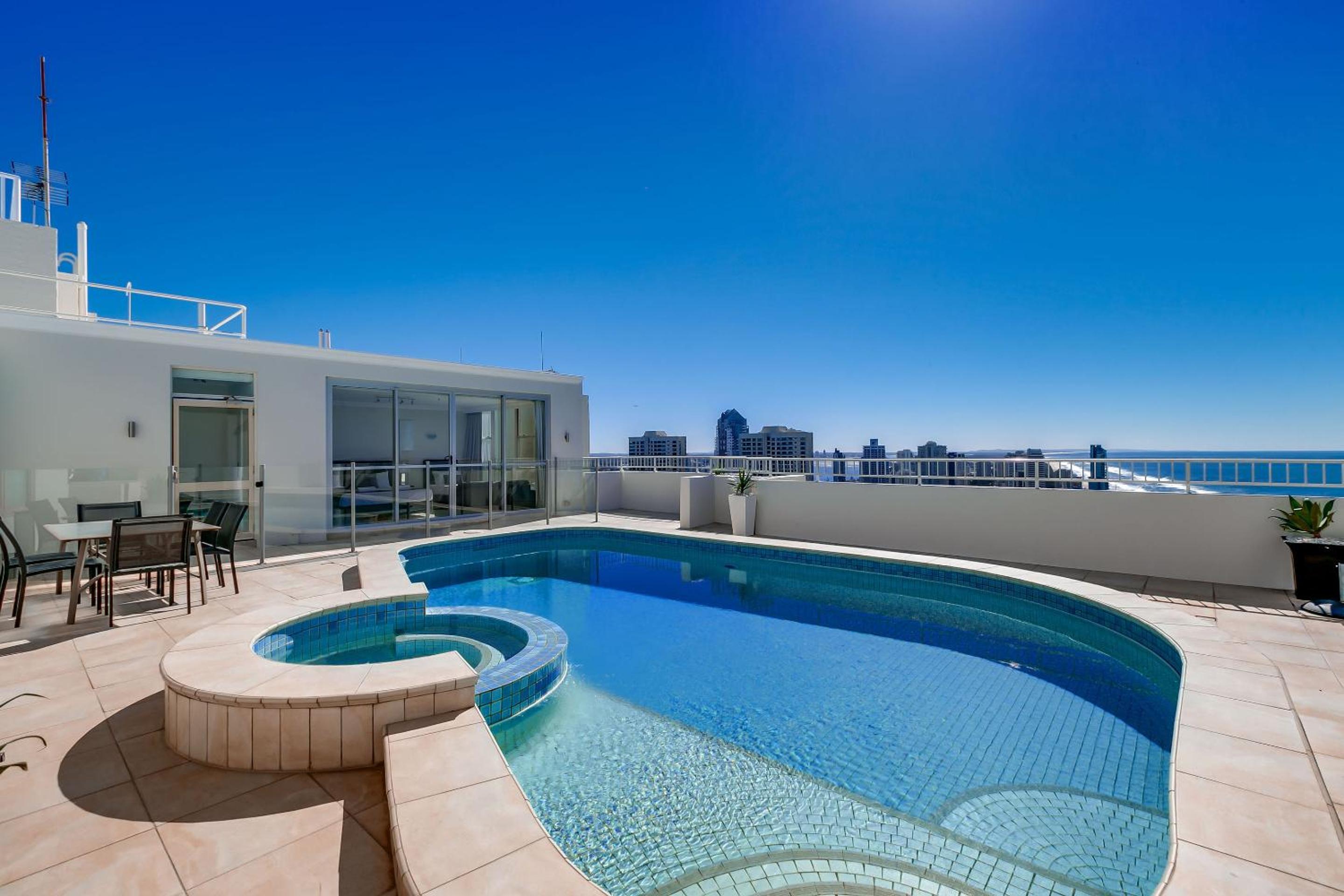 Golden Gate Surfers Paradise MID WEEK MADNESS DEAL - Q Stay