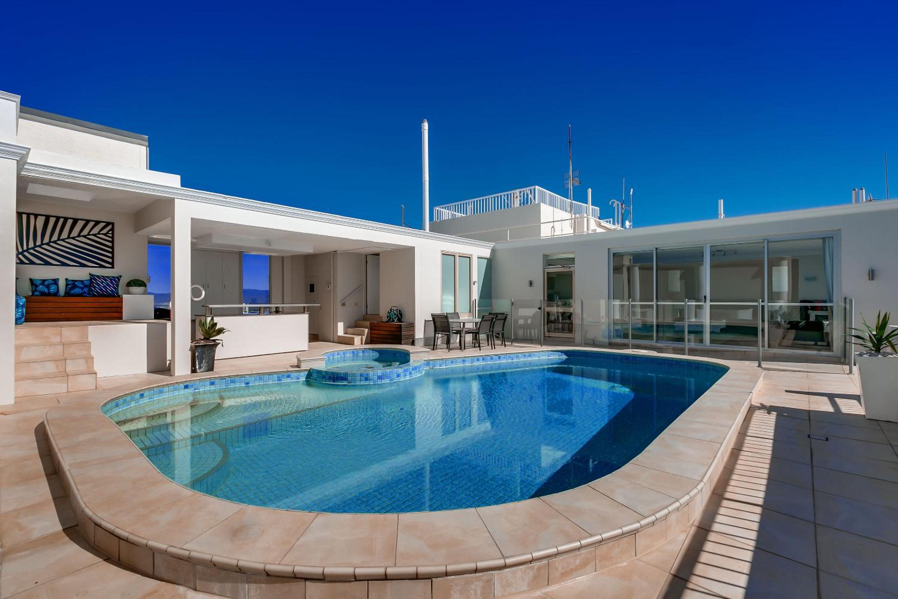 Golden Gate Surfers Paradise MID WEEK MADNESS DEAL - Q Stay
