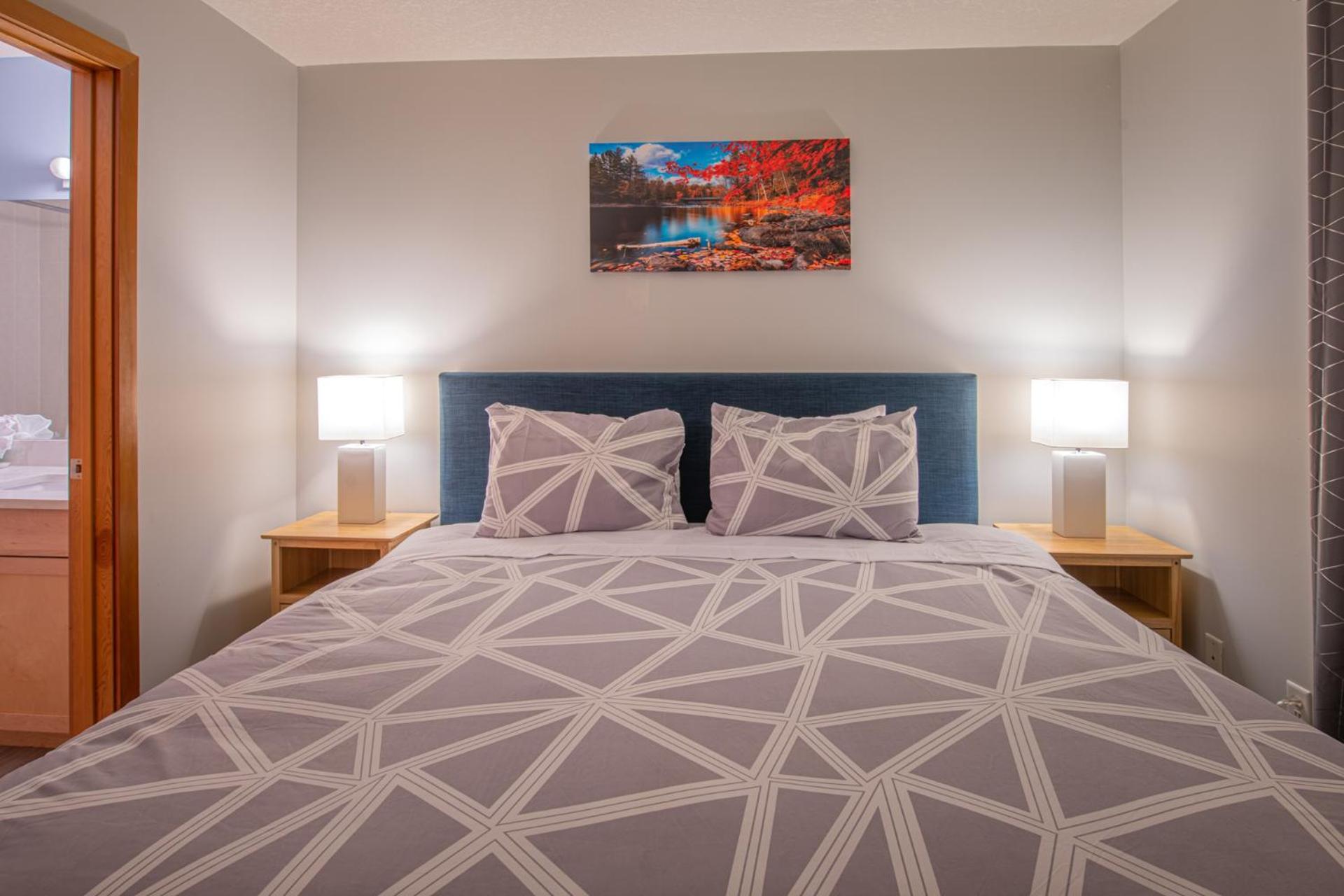 Top Floor Condo - 2BR & AC with Mountain Views