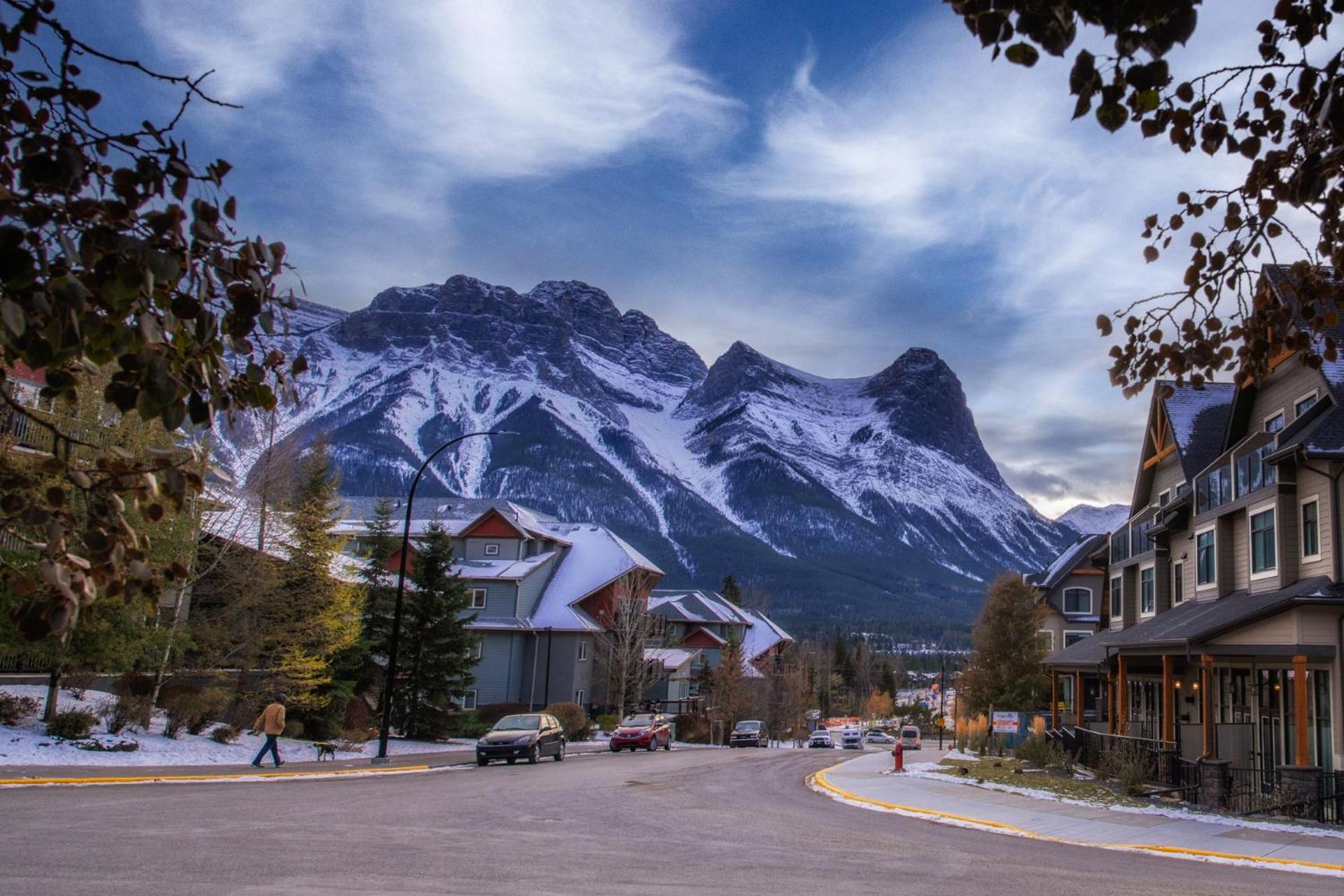 Top Floor Condo - 2BR & AC with Mountain Views