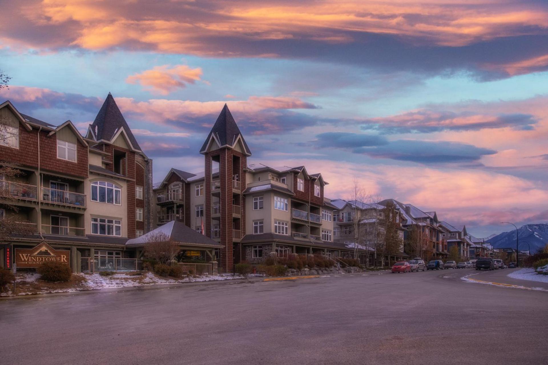 Top Floor Condo - 2BR & AC with Mountain Views