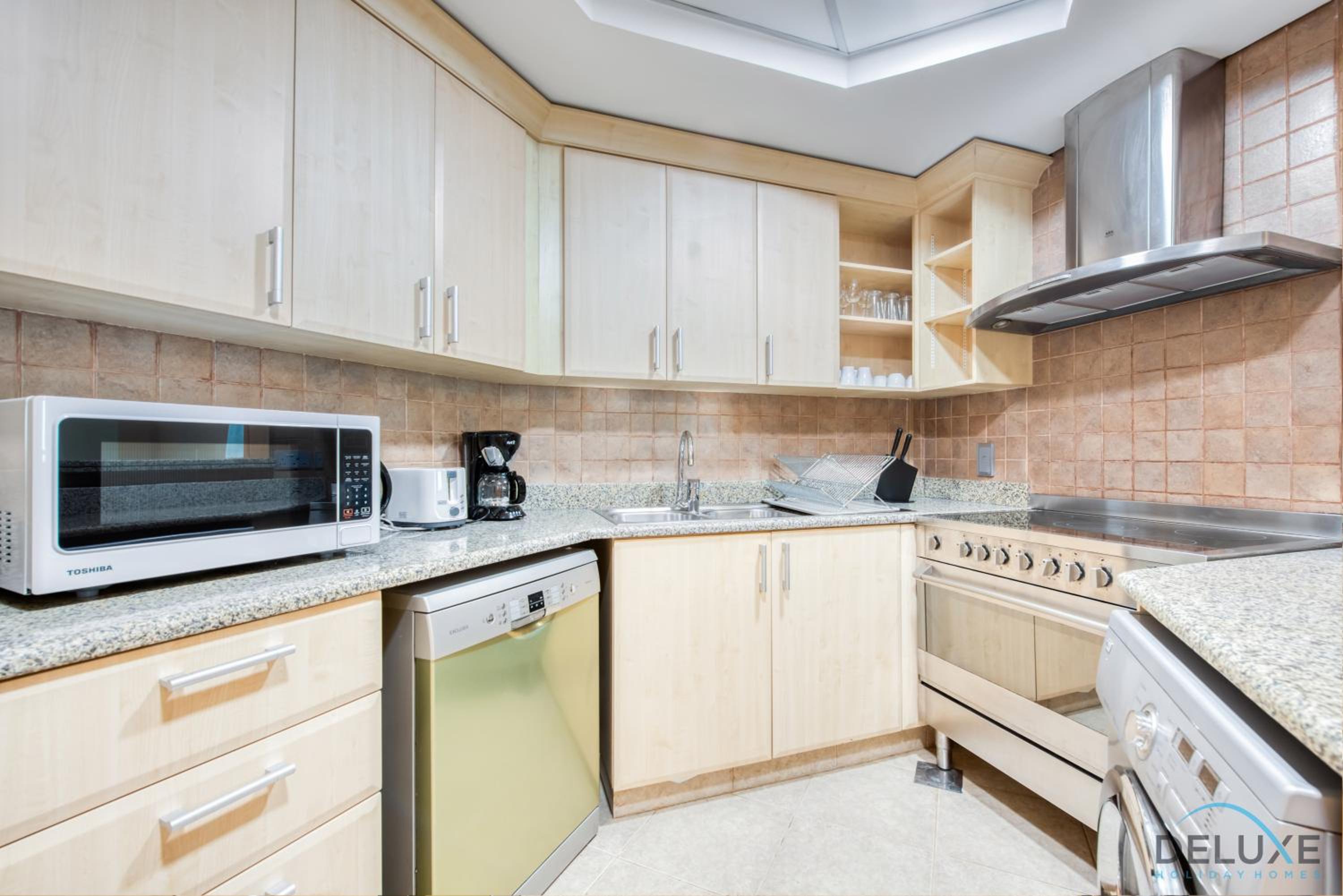 Distinctive 1 BR at Shoreline 5 Palm Jumeirah by Deluxe Holiday Homes