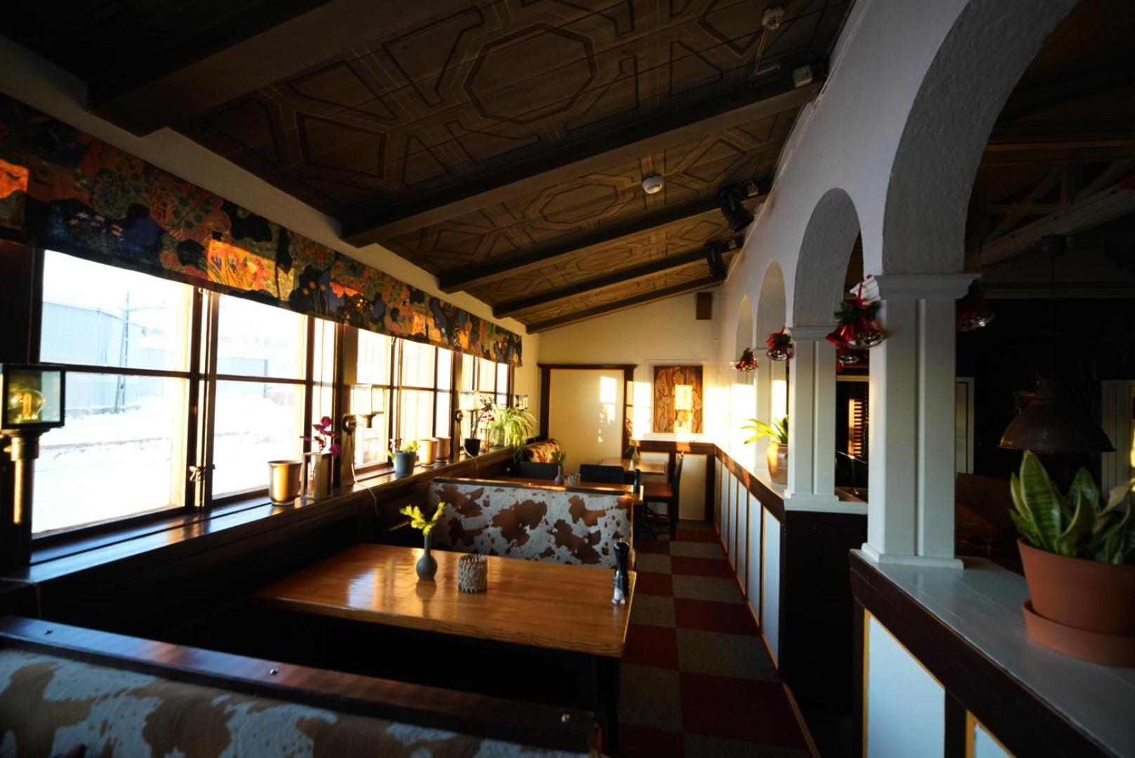 Le Ski Lodge & Steakhouse