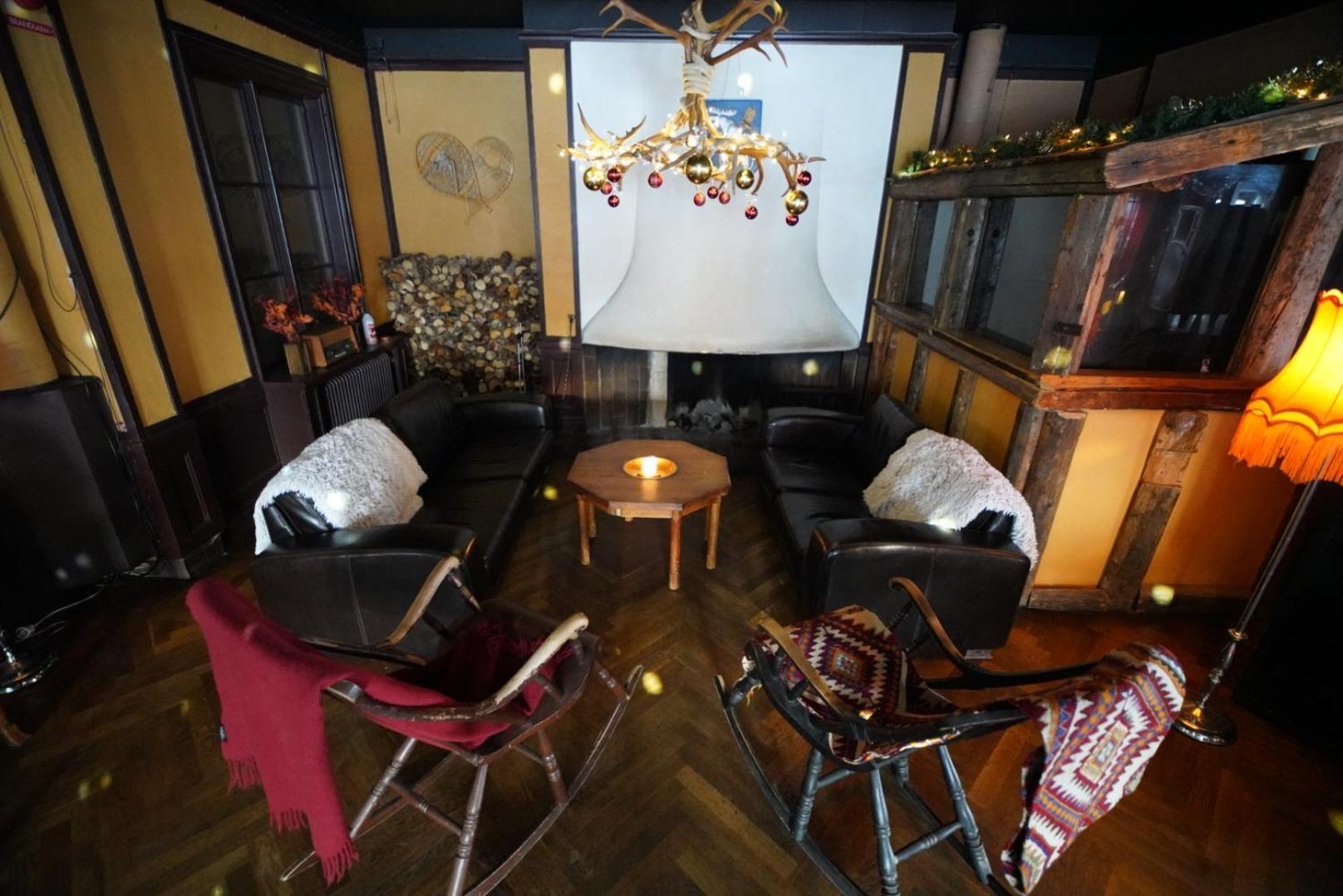 Le Ski Lodge & Steakhouse