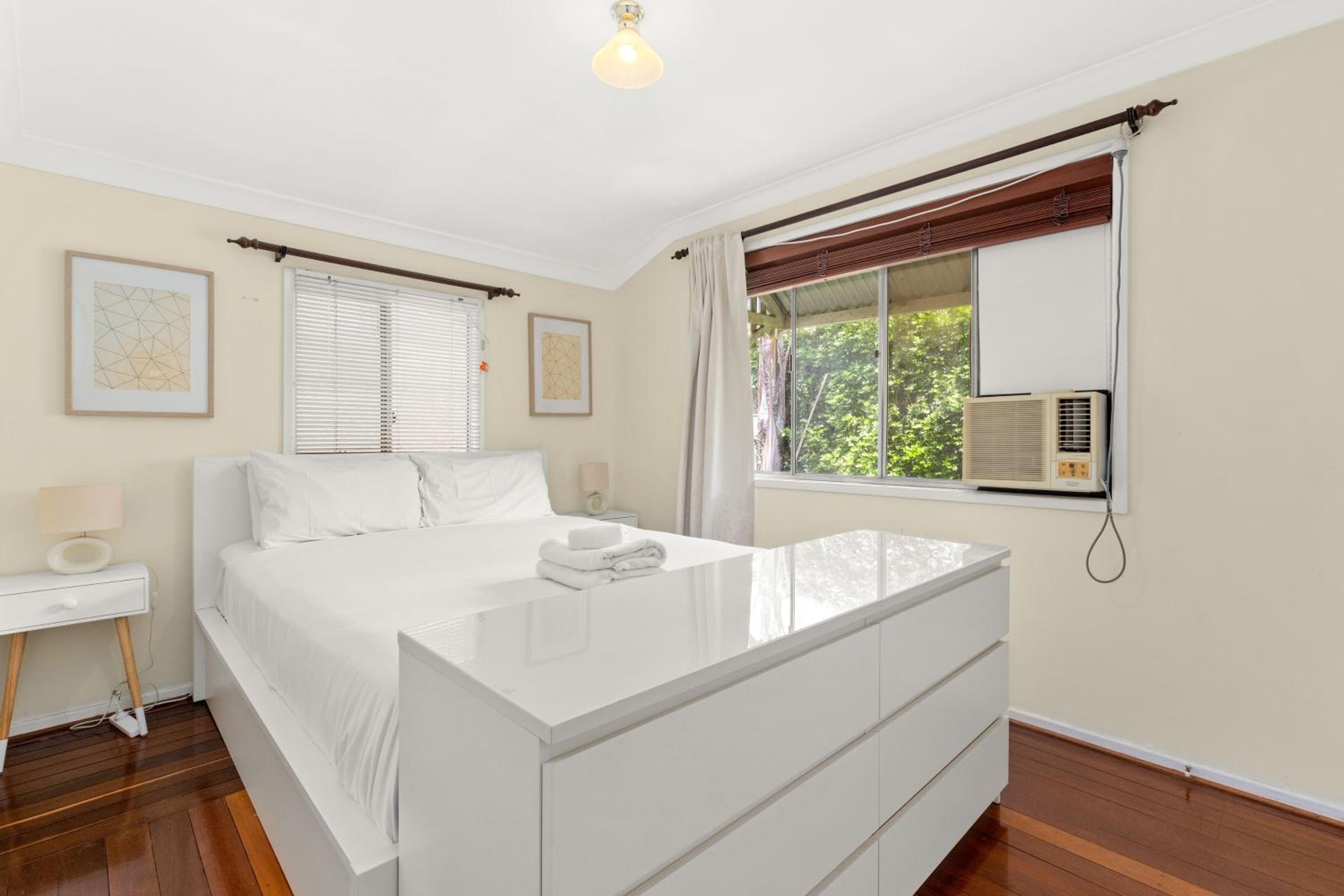 KOZYGURU ALBION CHARMING HOUSE WITH 3 BEDROOM PARKING -QAL035