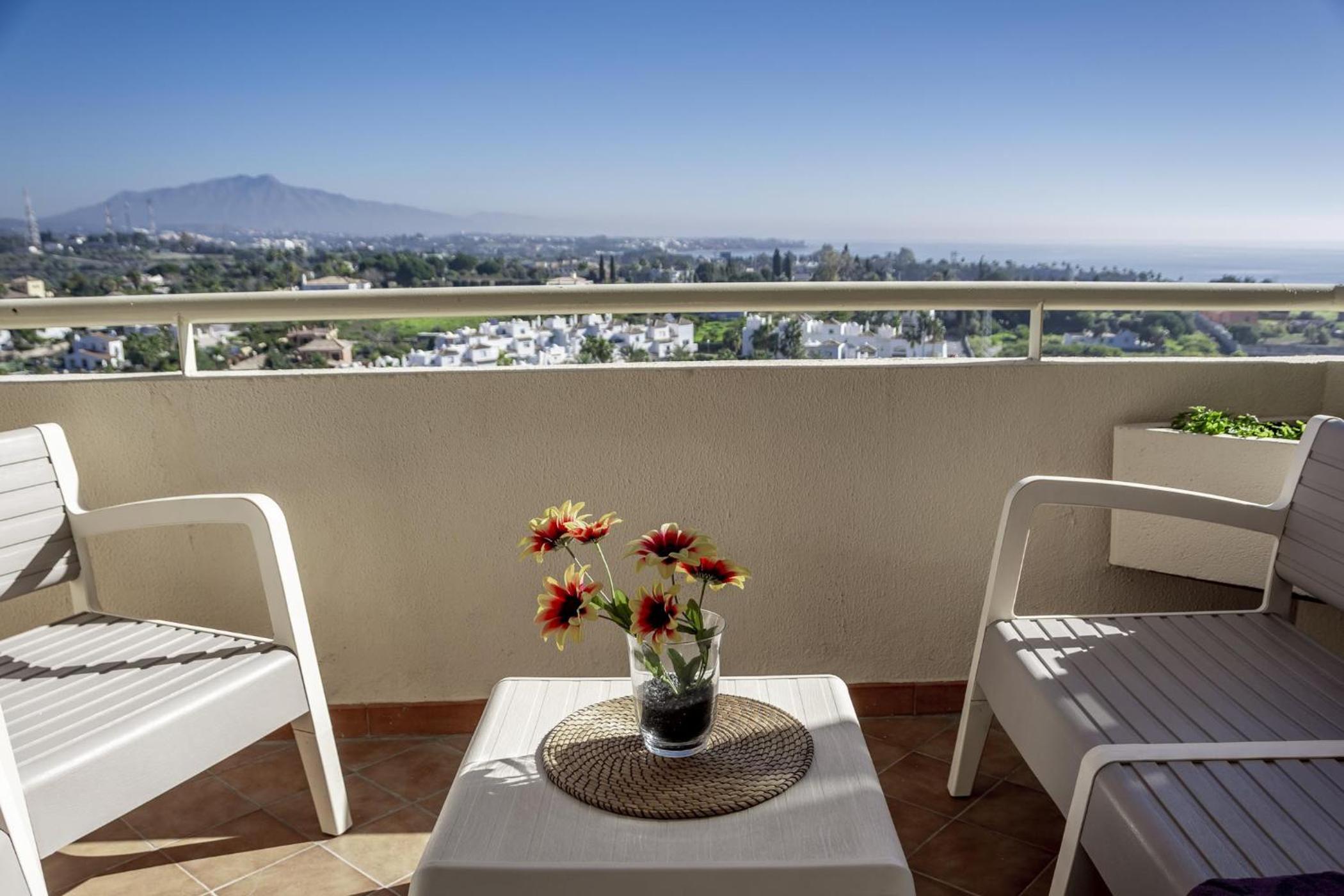 LL- 1 bedroom apt close to Laguna Village Estepona view 2
