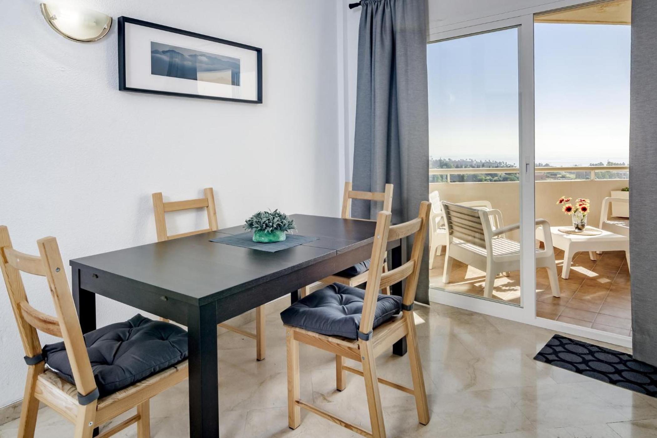 LL- 1 bedroom apt close to Laguna Village Estepona view 3