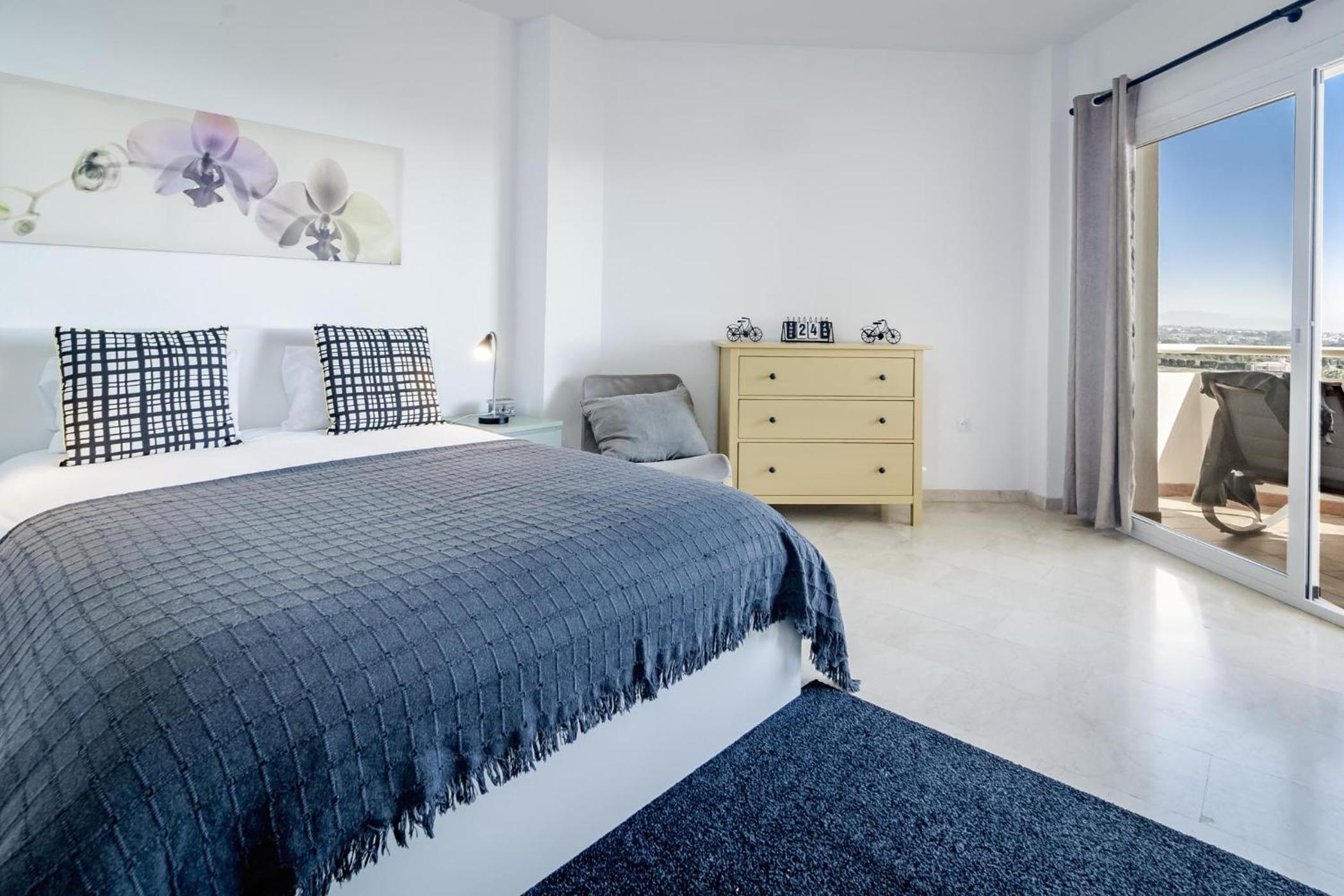 LL- 1 bedroom apt close to Laguna Village Estepona view 4
