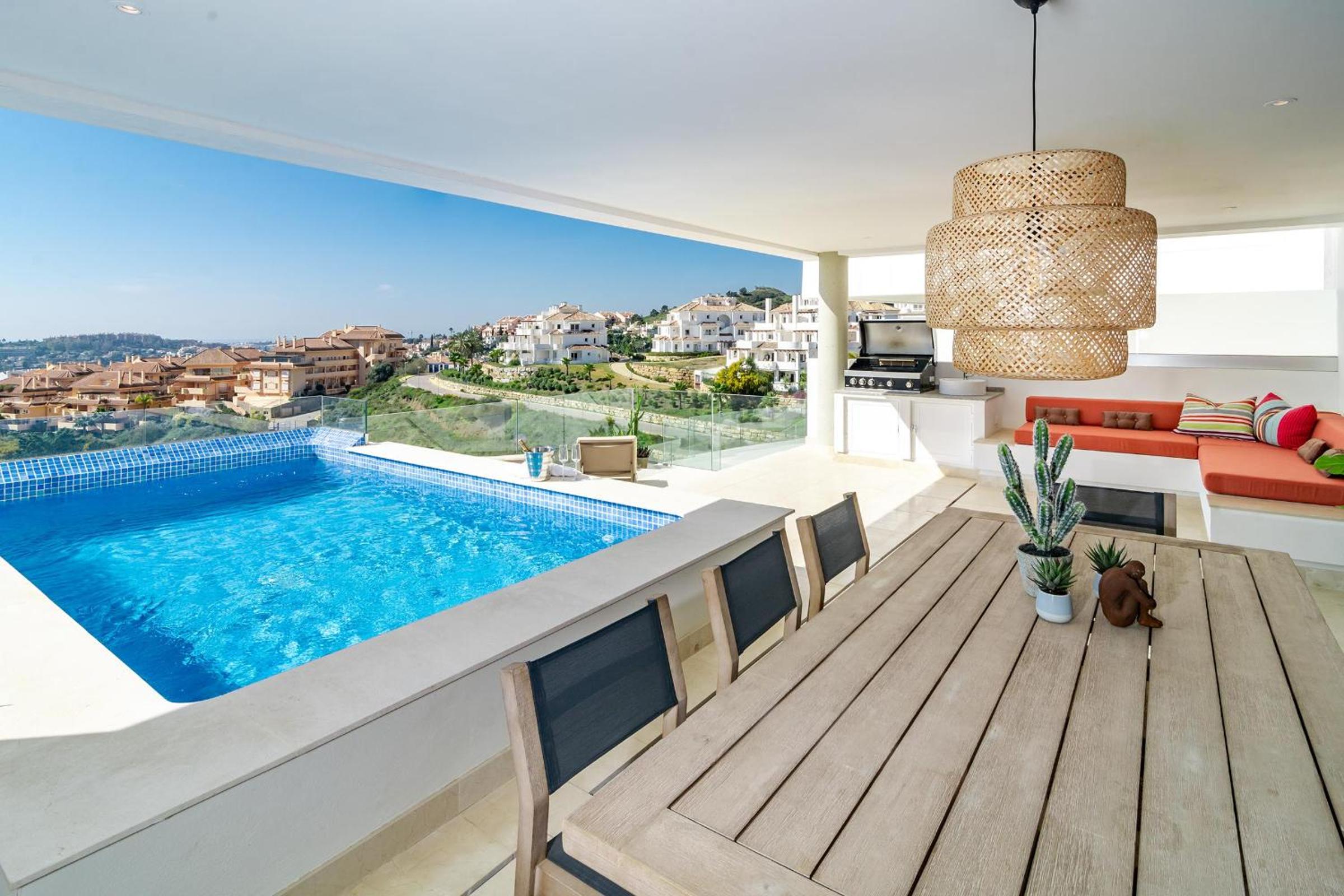 LMR- Luxury apartment, private pool, stunning view, families only, view 3