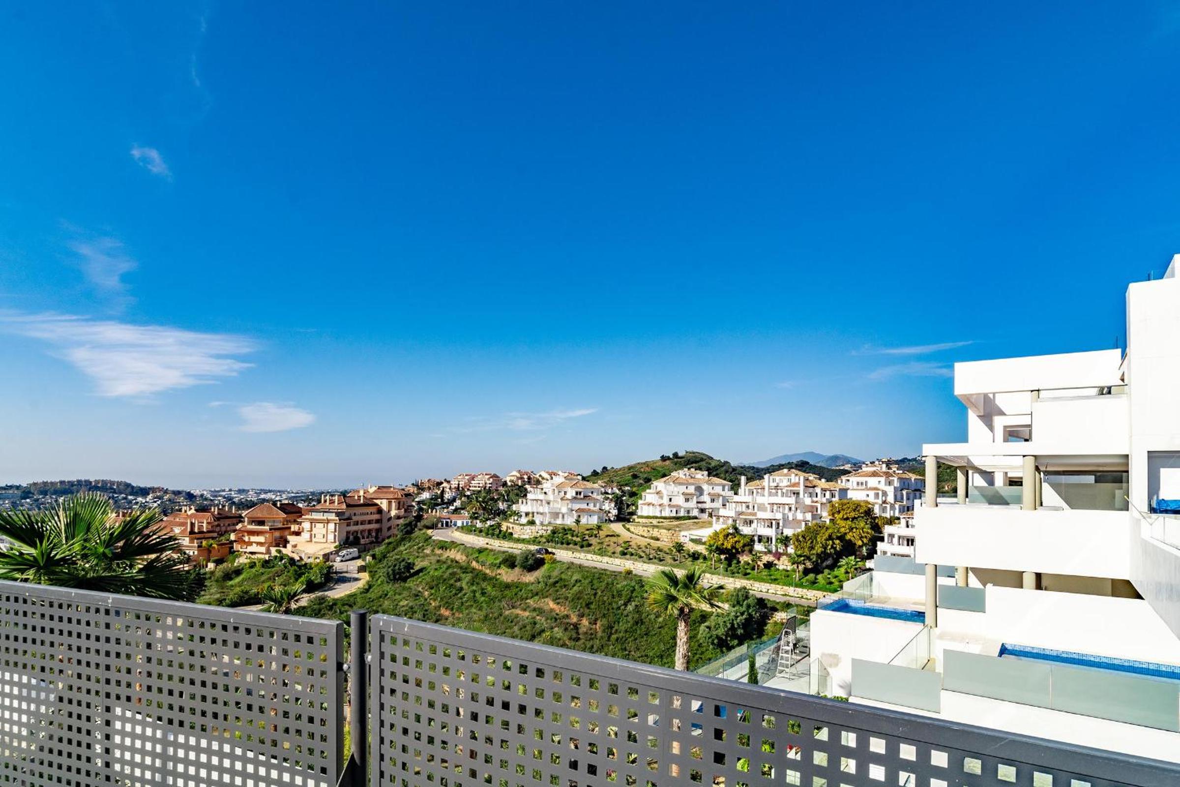 LMR- Luxury apartment, private pool, stunning view, families only, view 4