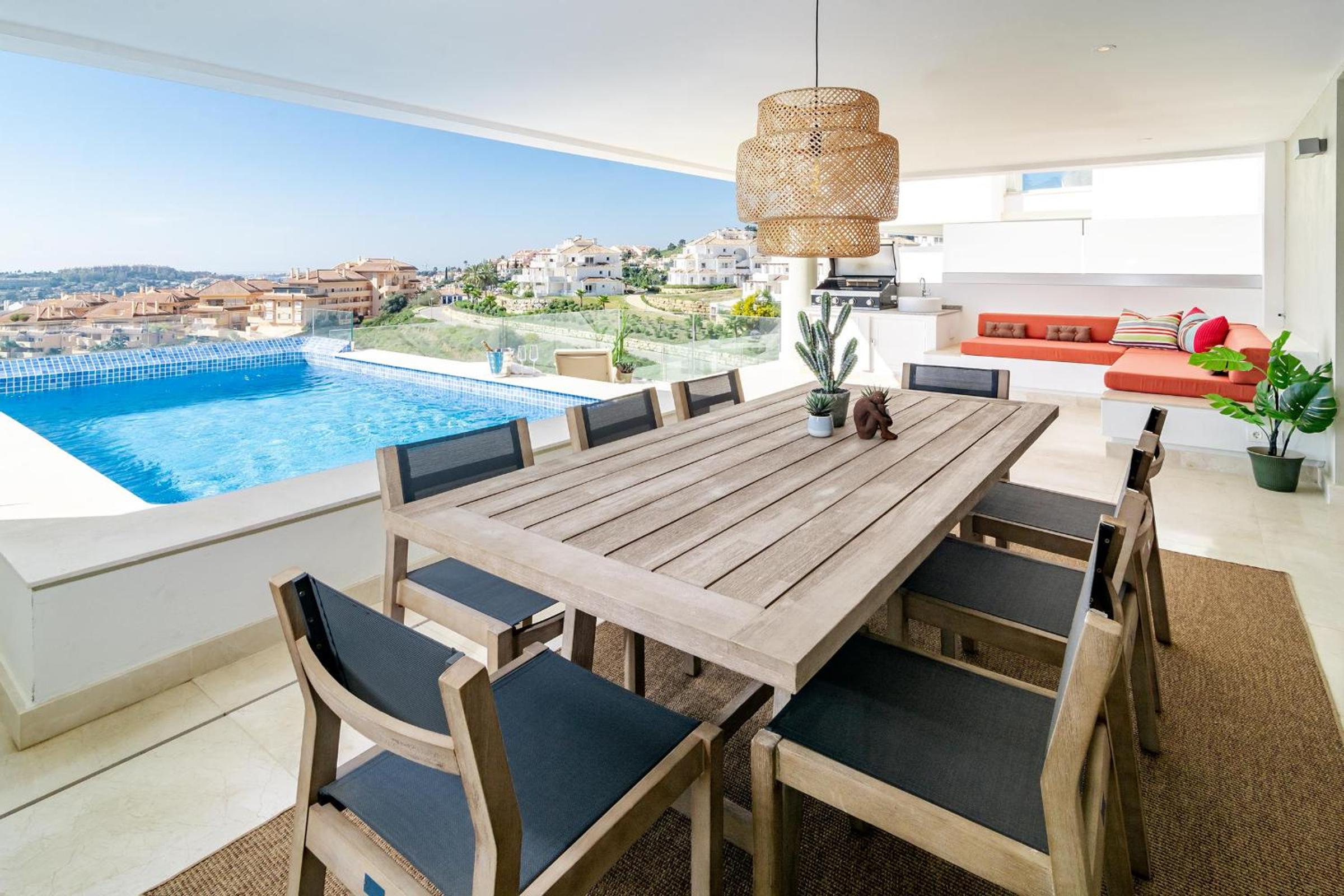 LMR- Luxury apartment, private pool, stunning view, families only, view 5