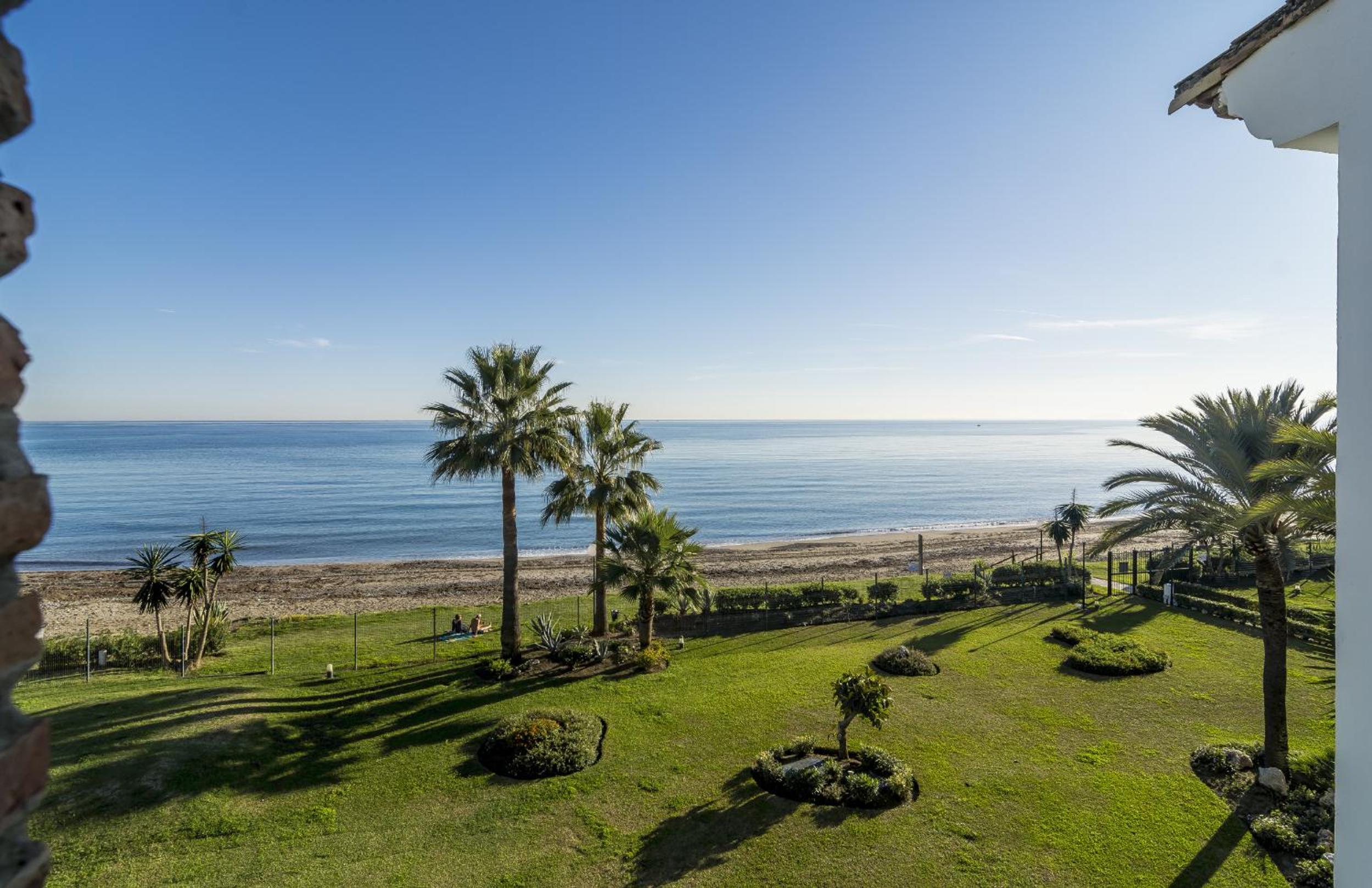 HB - Comfortable Beachfront Holiday Apartment photo 2