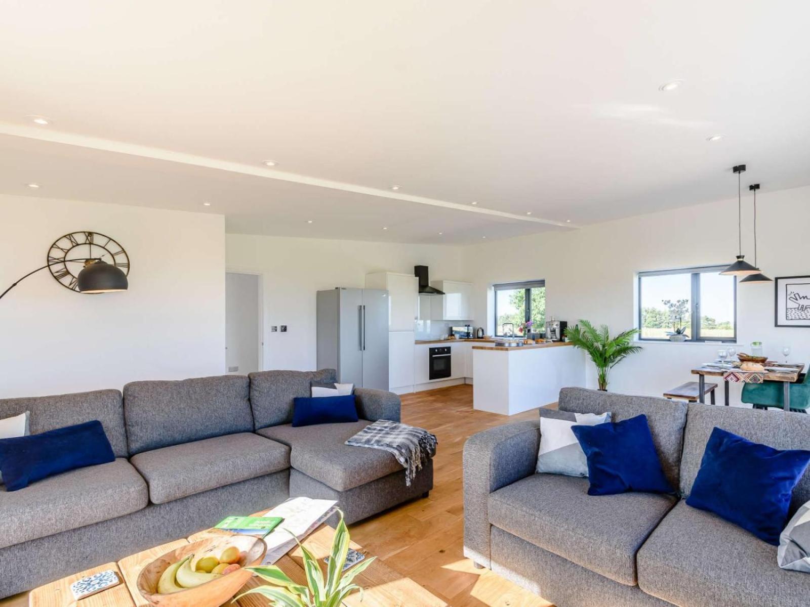 2-Bed Modern Bungalow - Outstanding Country Views view 3