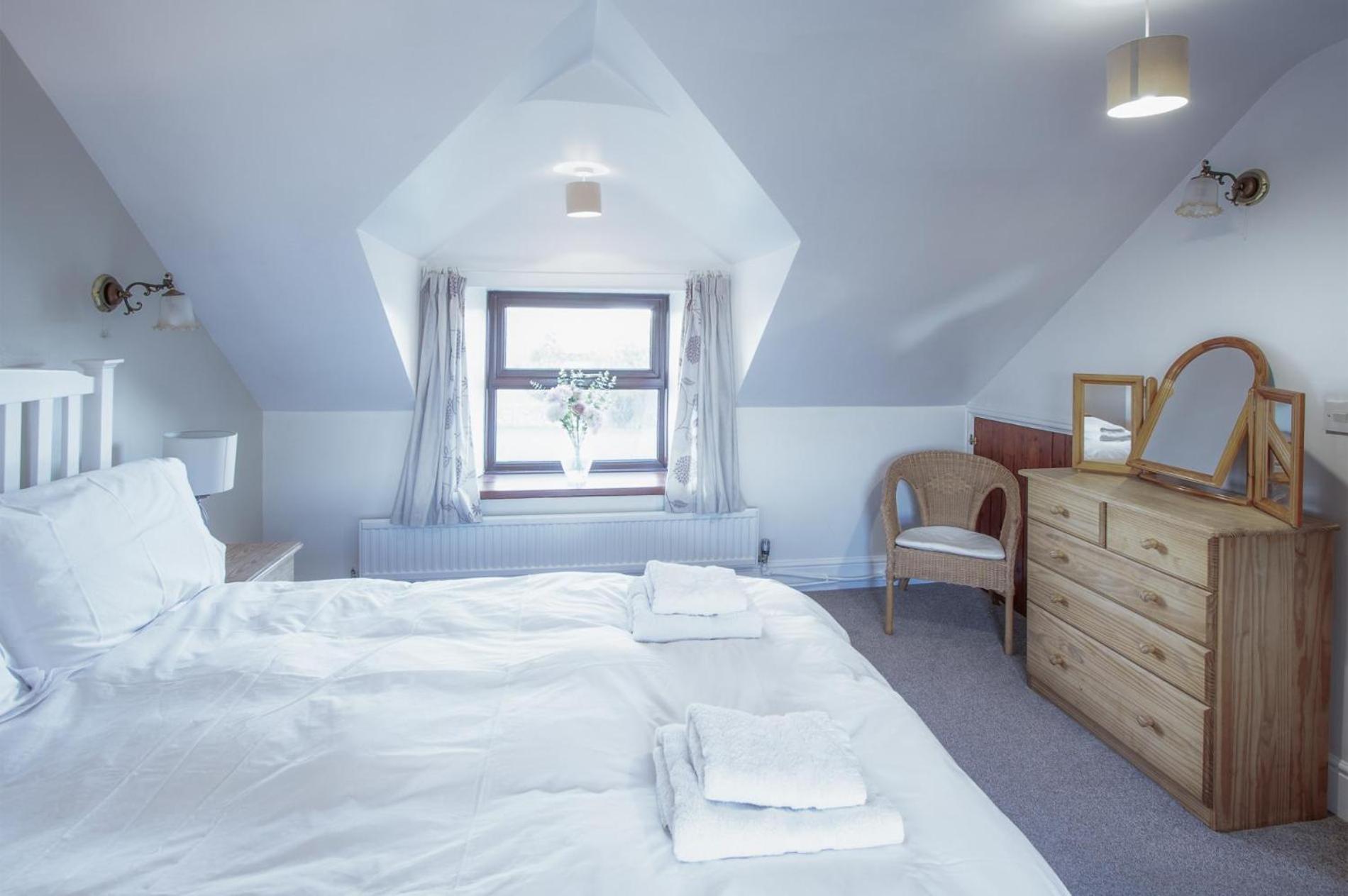 Stormy Castle - 6 Bedroom Sleeps 14 - Llangennith view 5