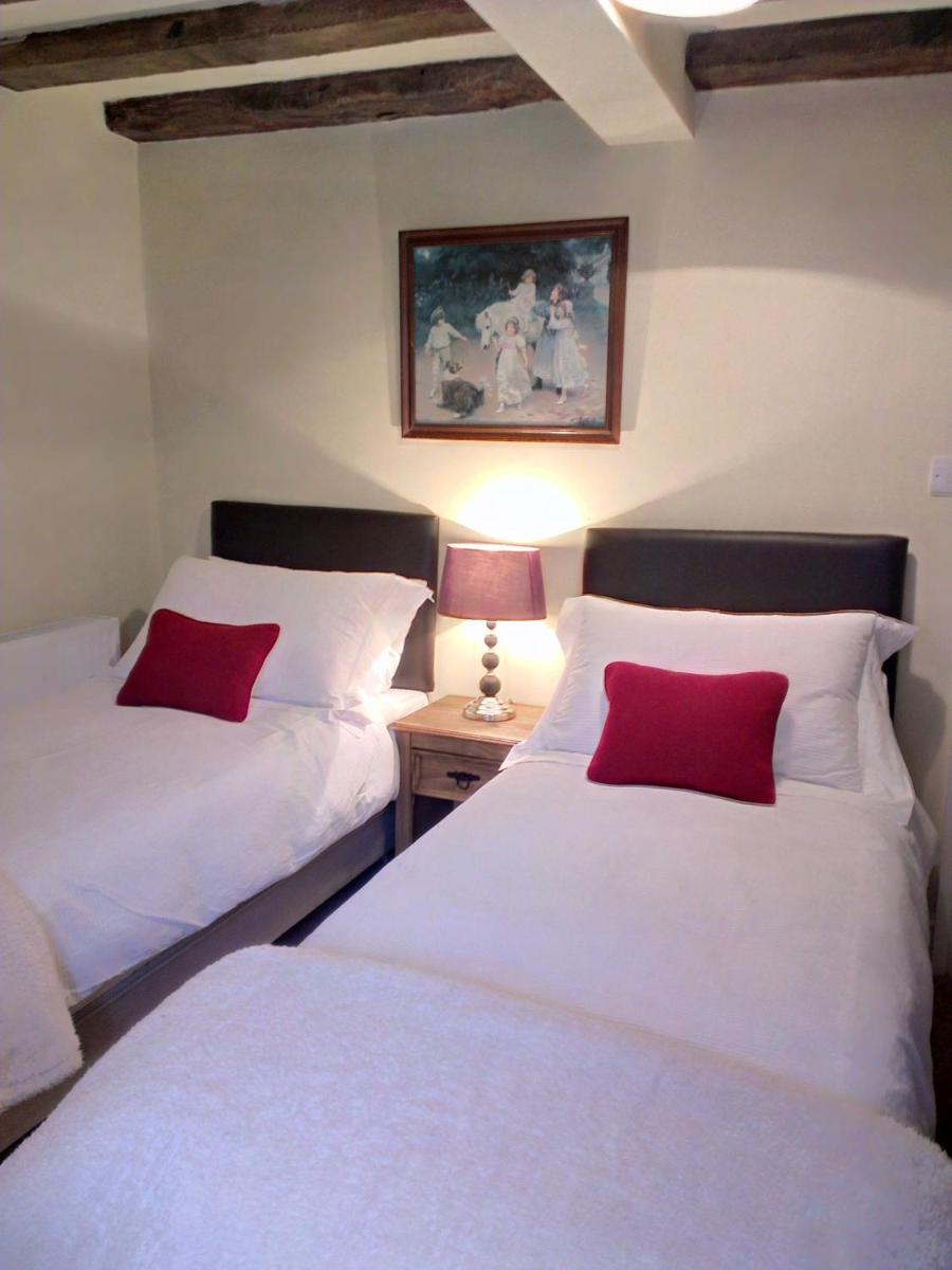 Stroud Vacations - Cotswolds Valleys Accommodation - Medieval Hall - Exclusive use character three bedroom holiday apartment - Property Image 19