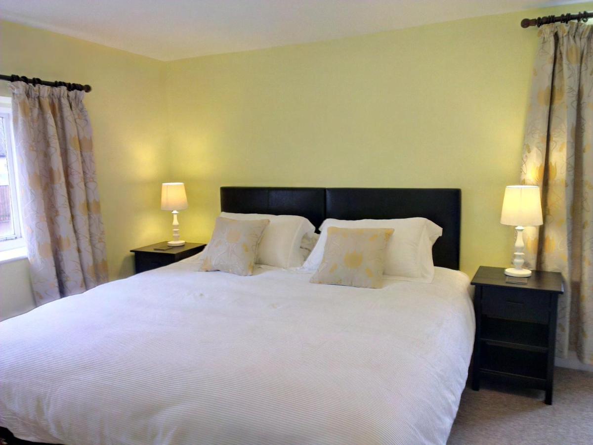 Stroud Vacations - Cotswolds Valleys Accommodation - Medieval Hall - Exclusive use character three bedroom holiday apartment - Property Image 21