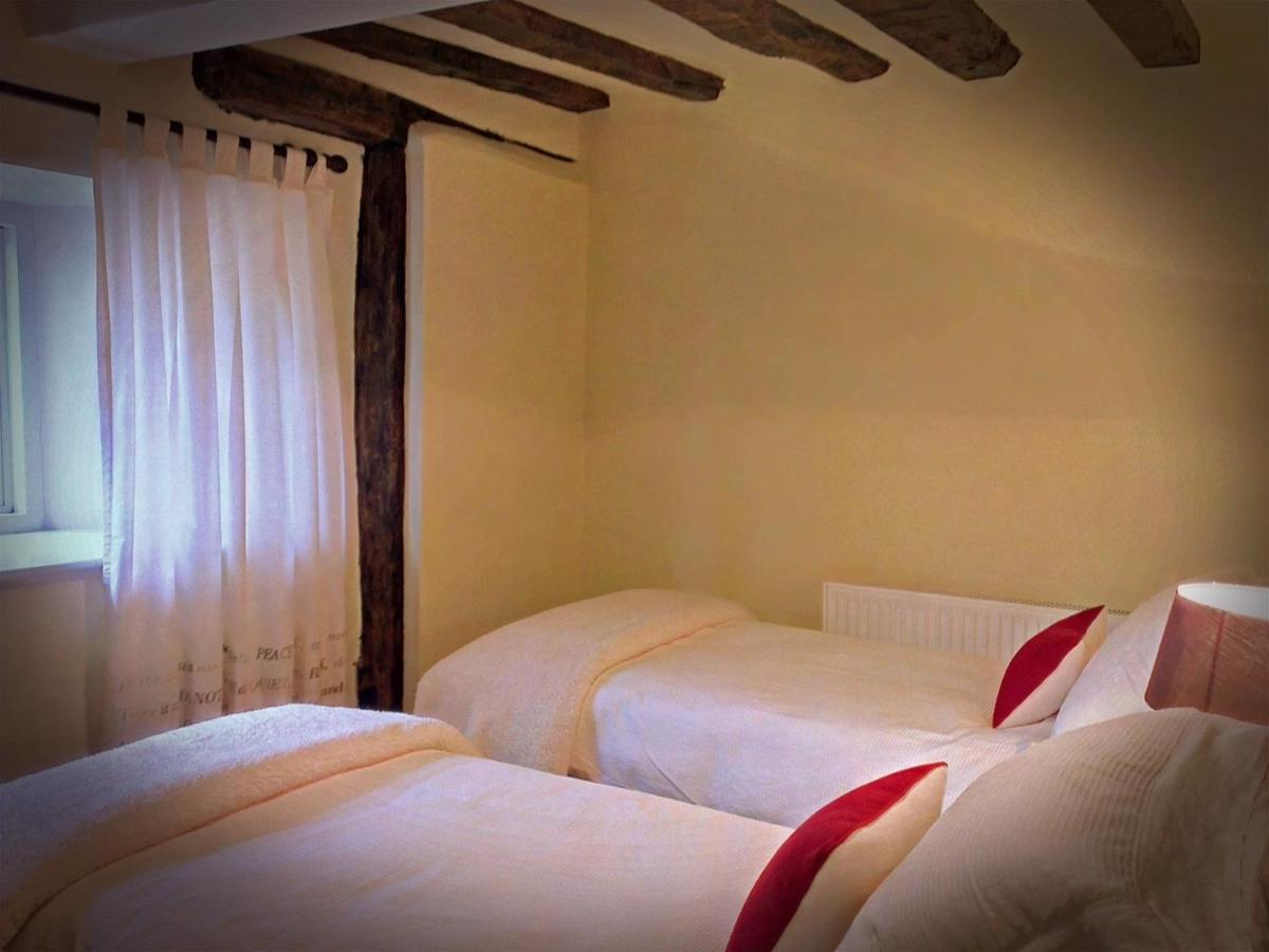 Stroud Vacations - Cotswolds Valleys Accommodation - Medieval Hall - Exclusive use character three bedroom holiday apartment - Property Image 17