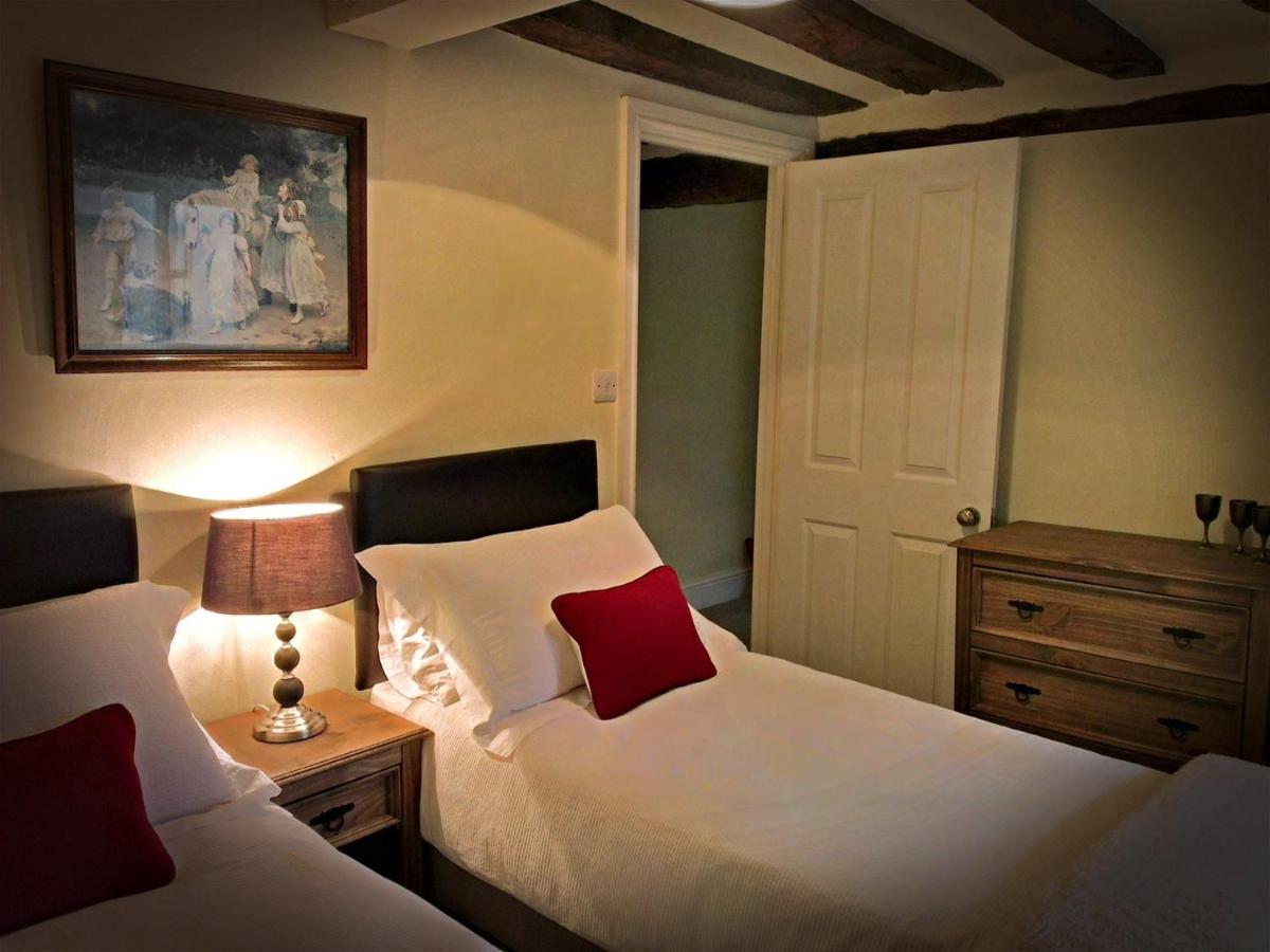 Stroud Vacations - Cotswolds Valleys Accommodation - Medieval Hall - Exclusive use character three bedroom holiday apartment - Property Image 14
