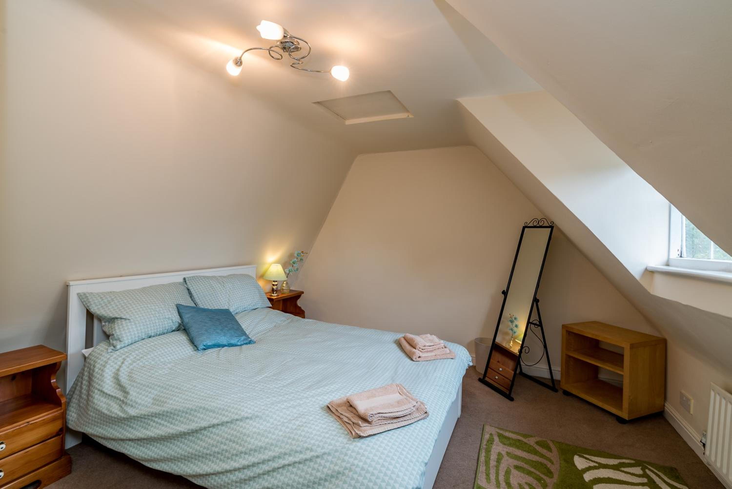 Yew Tree Cottage- Sleeps 12 Garden & Pet-Friendly view 2