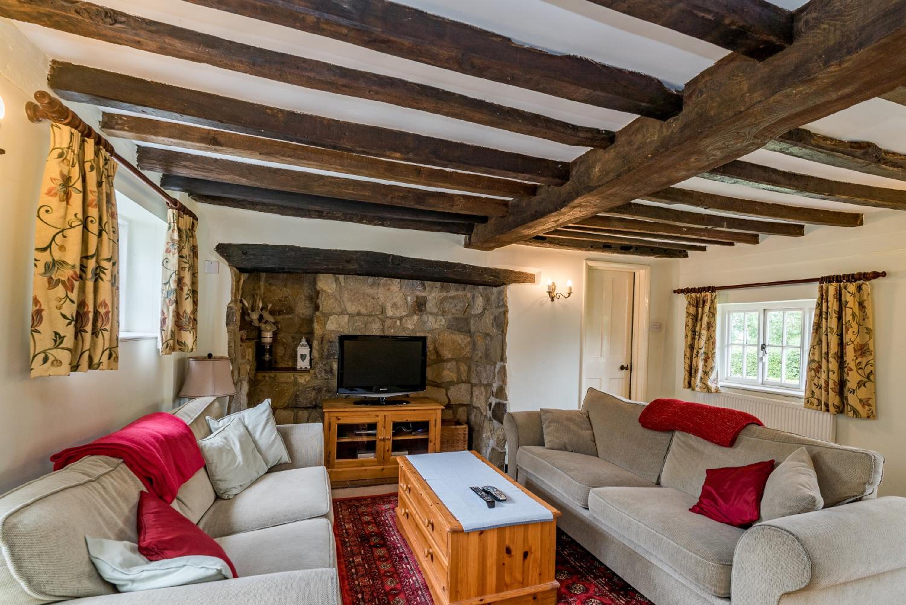 Yew Tree Cottage- Sleeps 12 Garden & Pet-Friendly view 4
