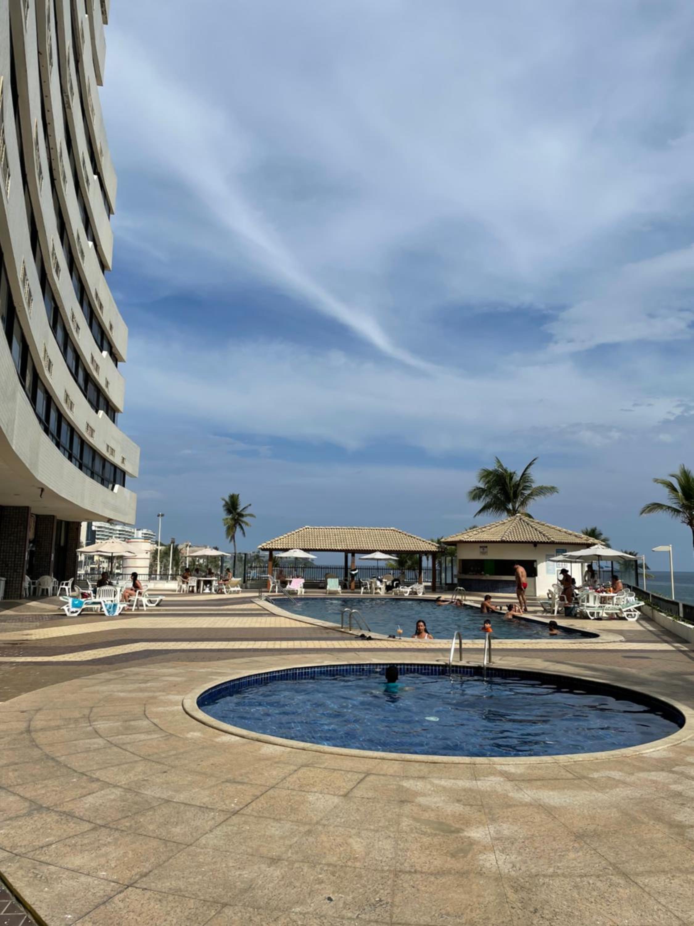 Apartamento beira mar localizado no Ondina Apart
