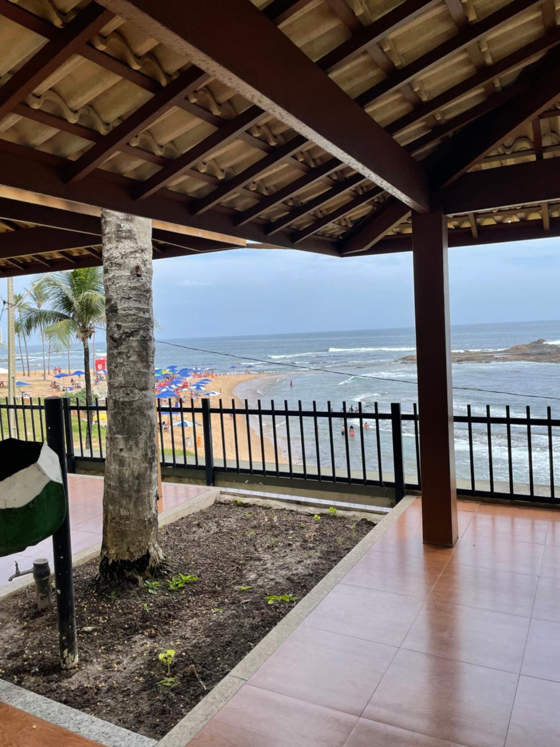 Apartamento beira mar localizado no Ondina Apart