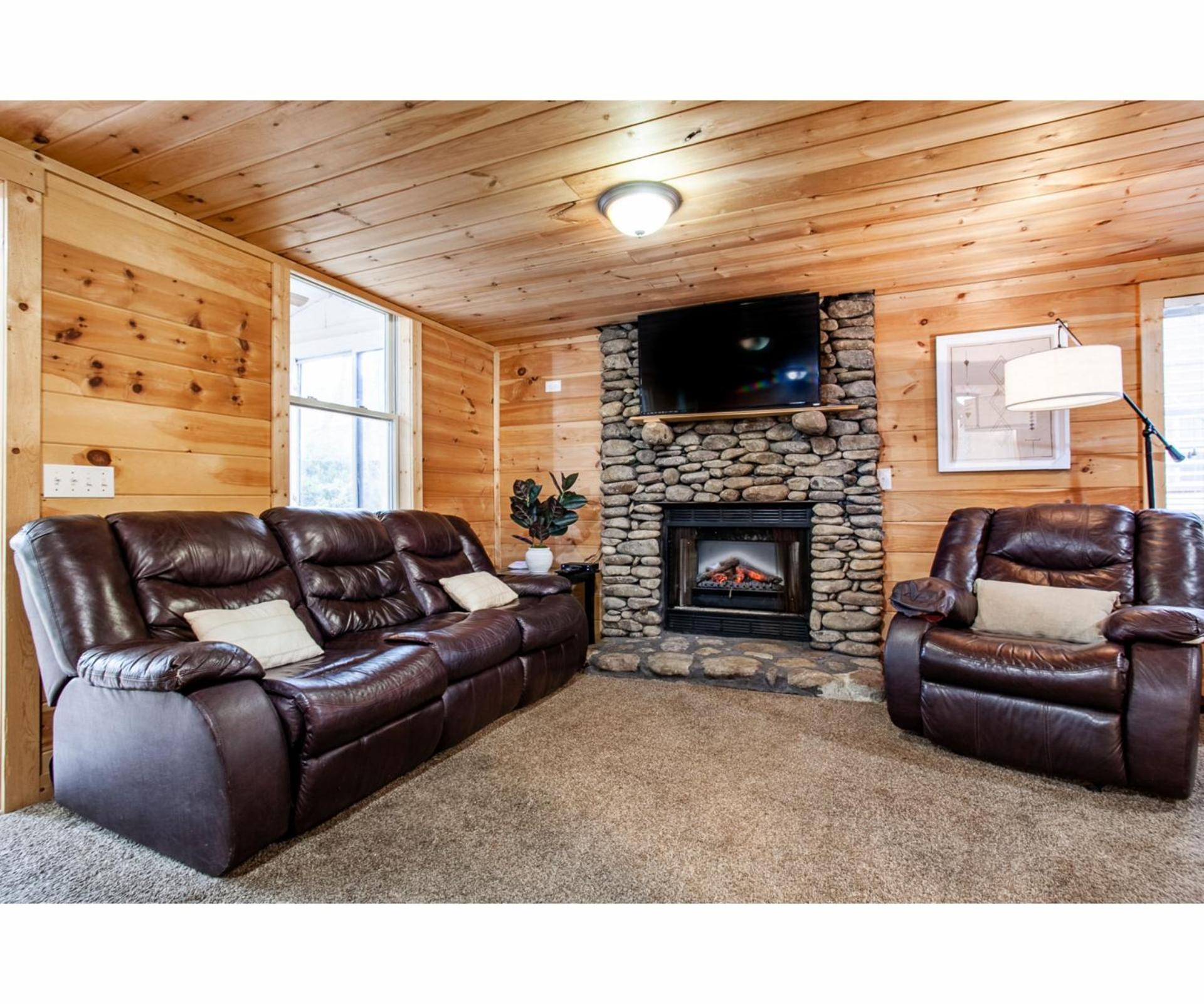 City Hideaway - Hot Tub, Fireplace, Grill view 5