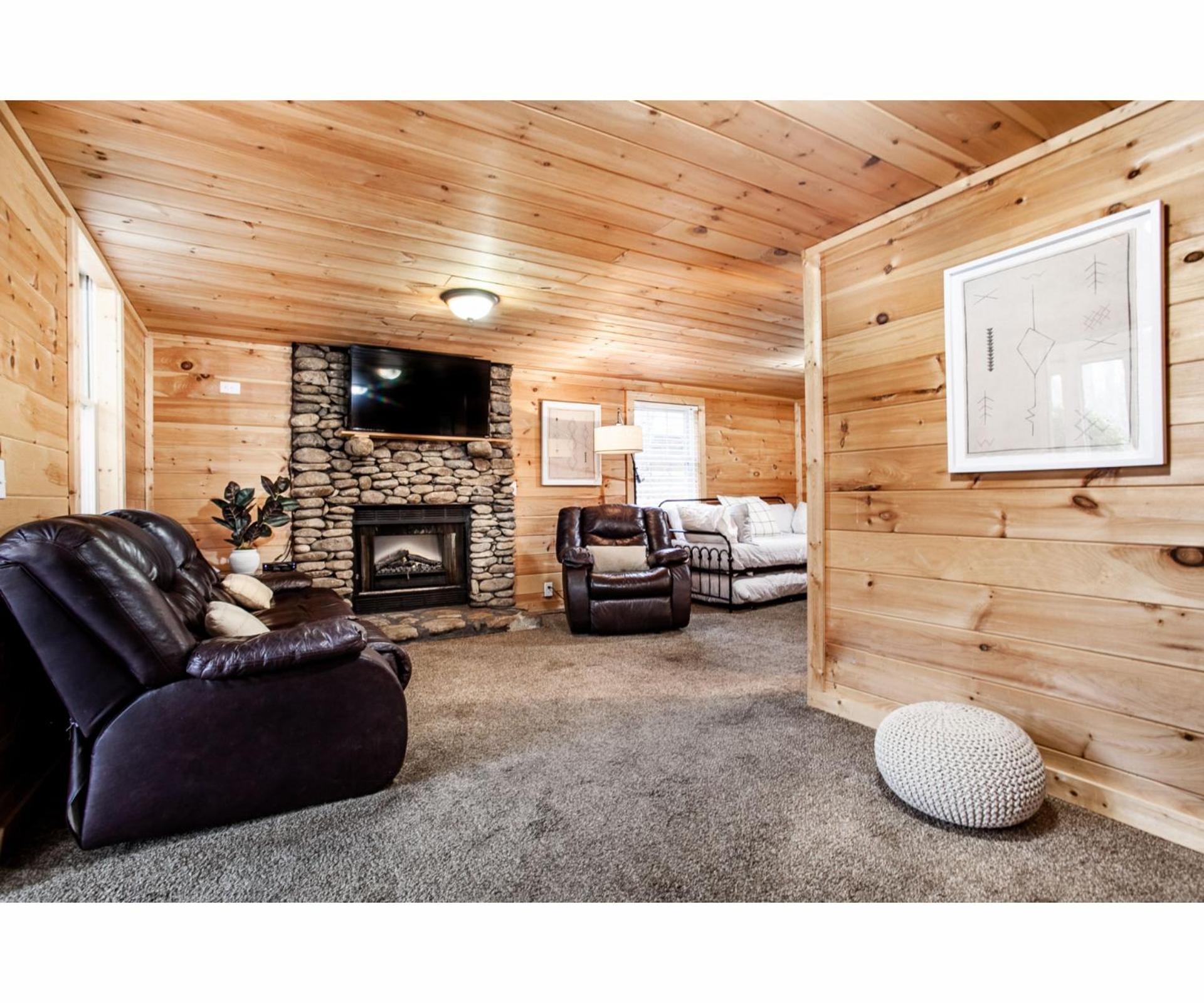 City Hideaway - Hot Tub, Fireplace, Grill view 4
