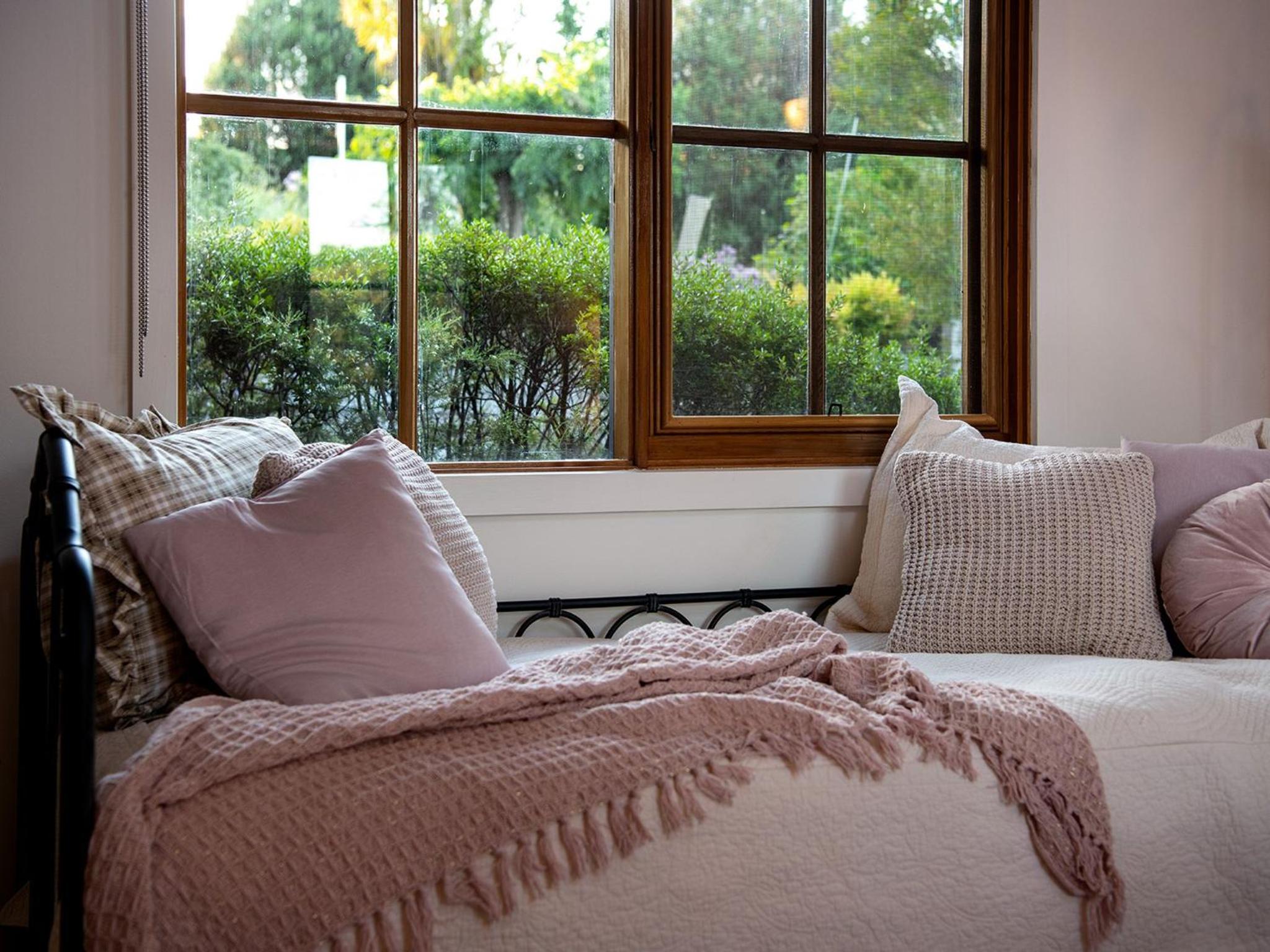 French Cottage- 2 bedrooms with huge spa