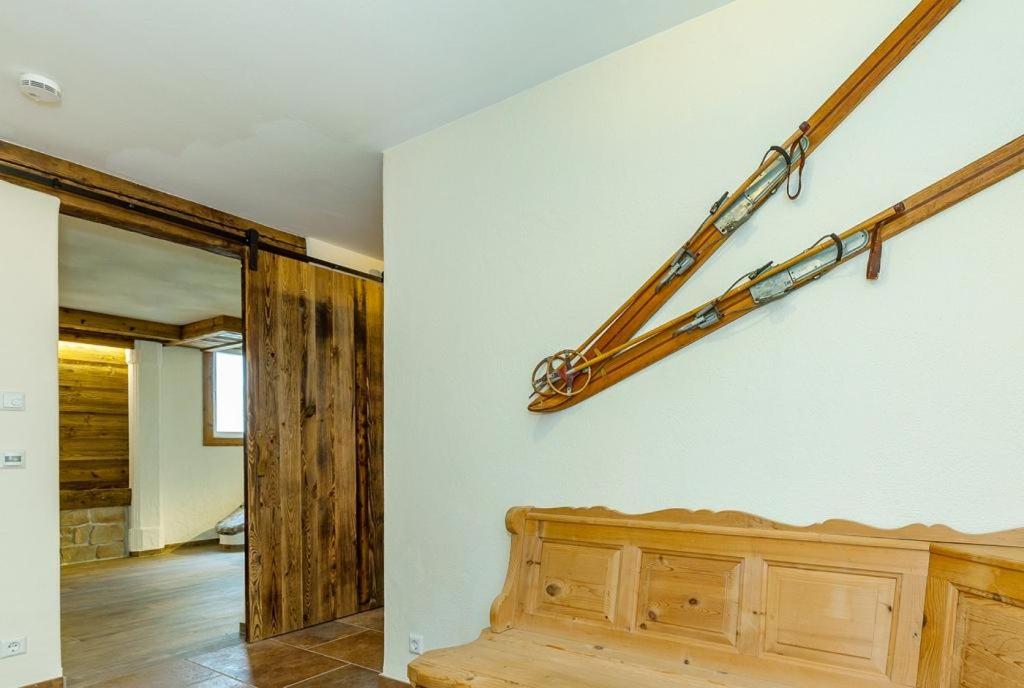 Chalet unter weissblauem Himmel