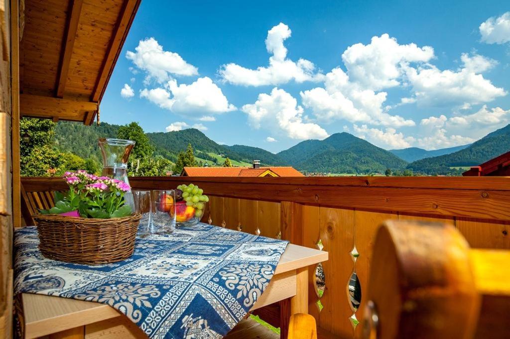 Chalet unter weissblauem Himmel