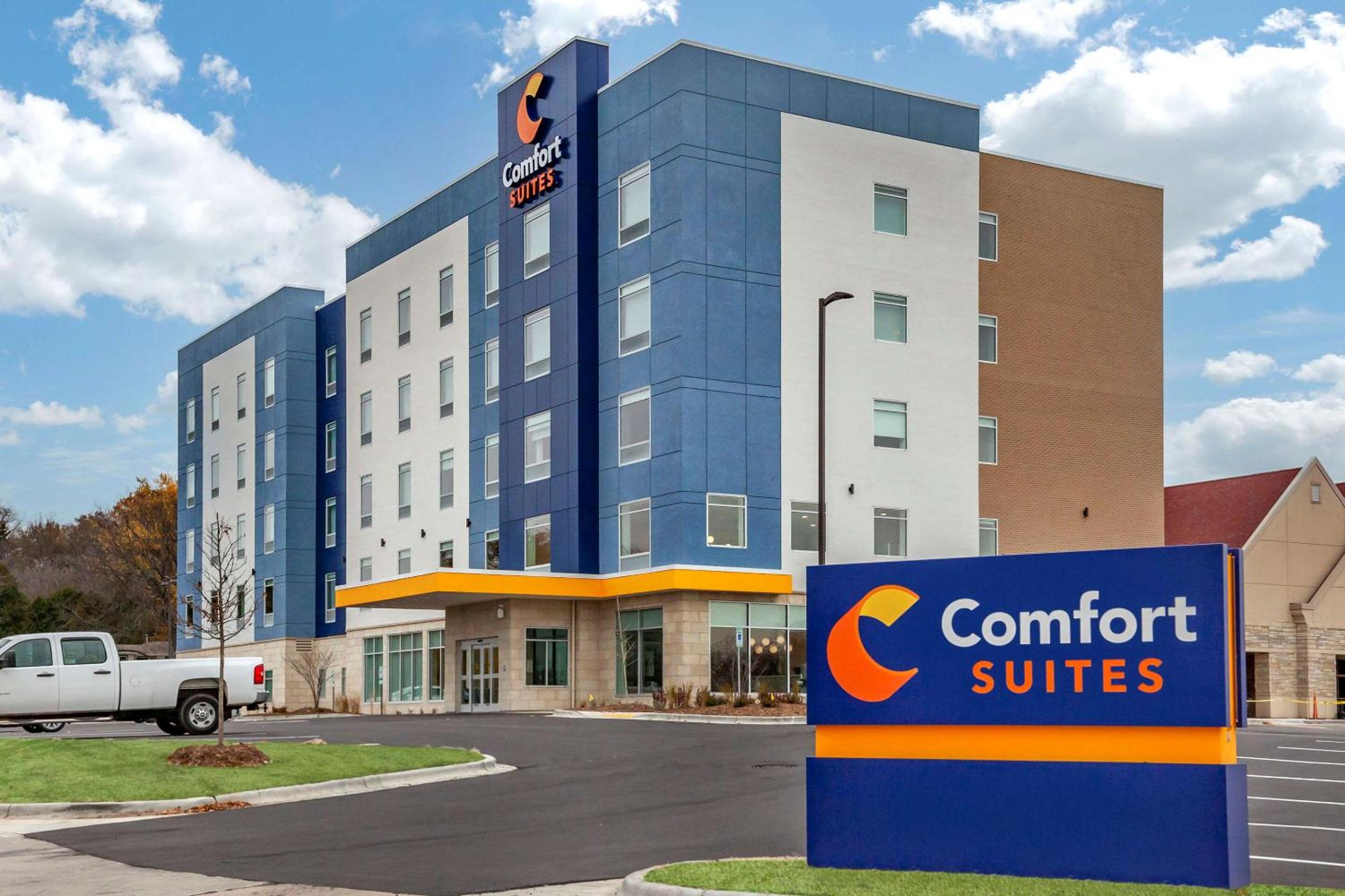 Hotel Comfort Suites Cottage Grove-Madison - Image 1