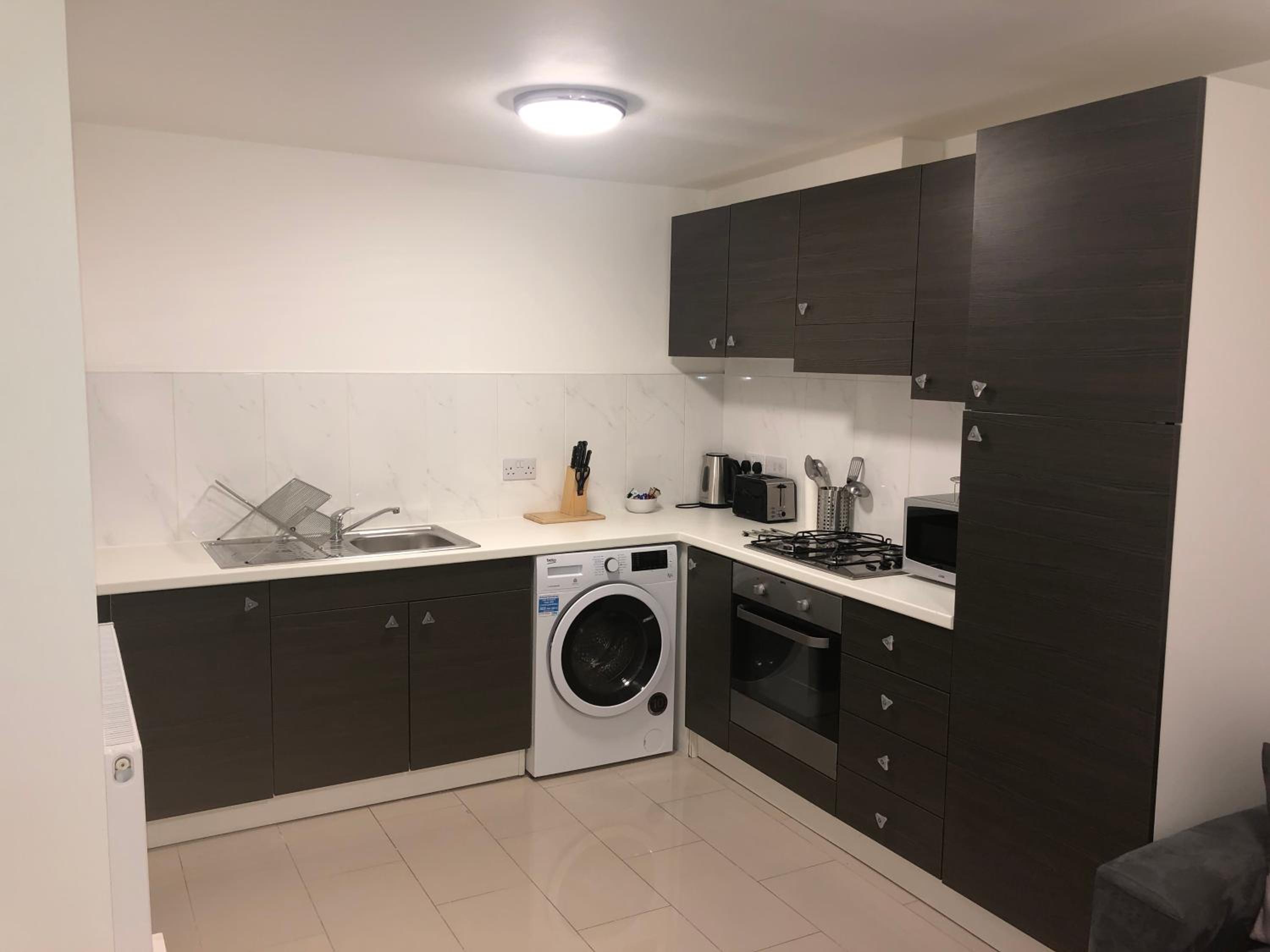 2 bedroom Large Town Centre Apartment FREE Parking view 5