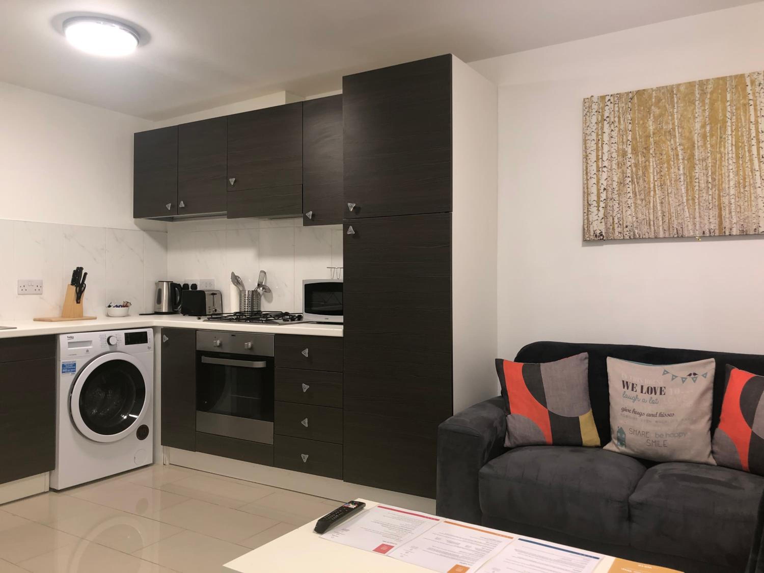 2 bedroom Large Town Centre Apartment FREE Parking view 2