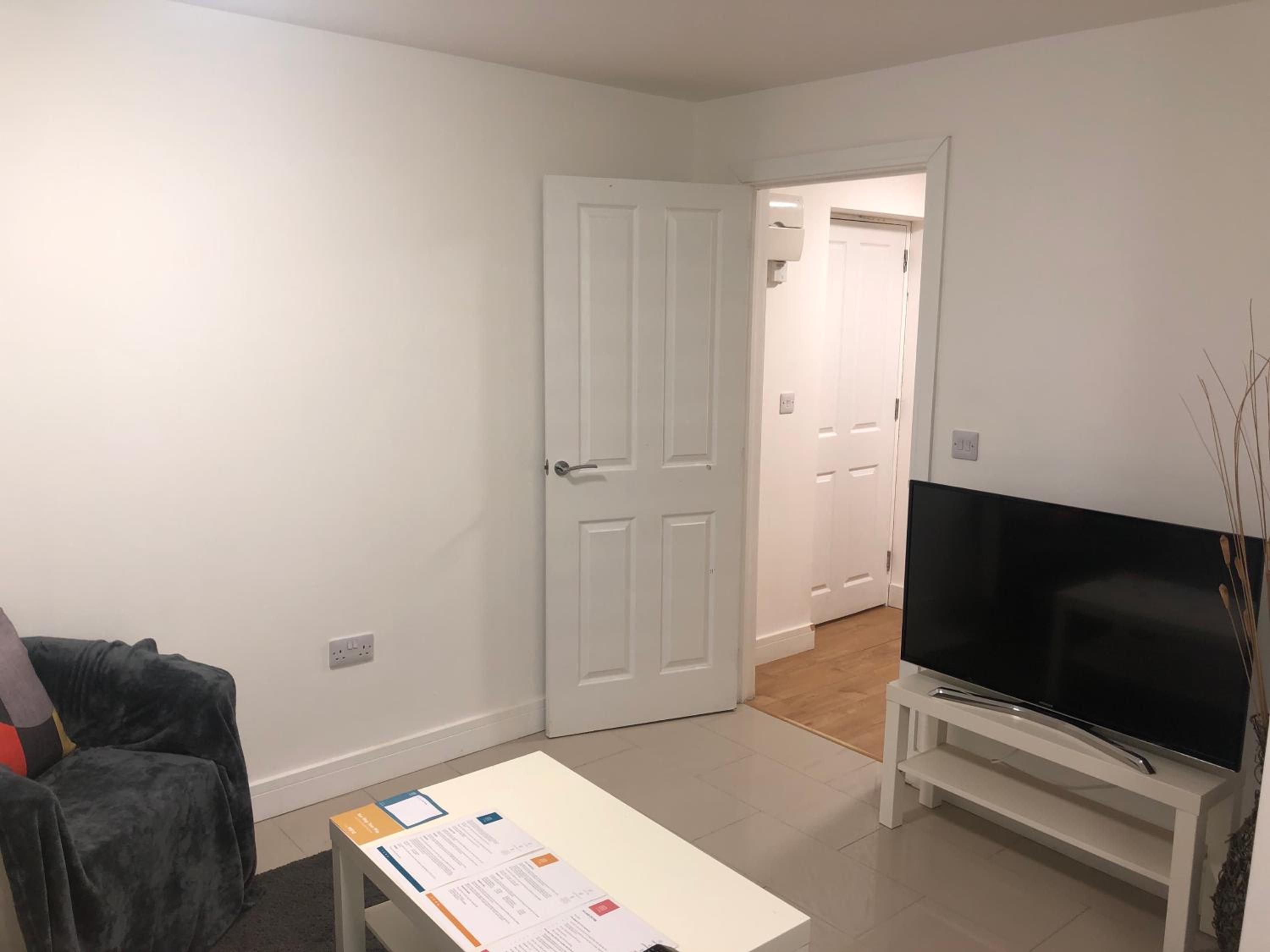 2 bedroom Large Town Centre Apartment FREE Parking view 4
