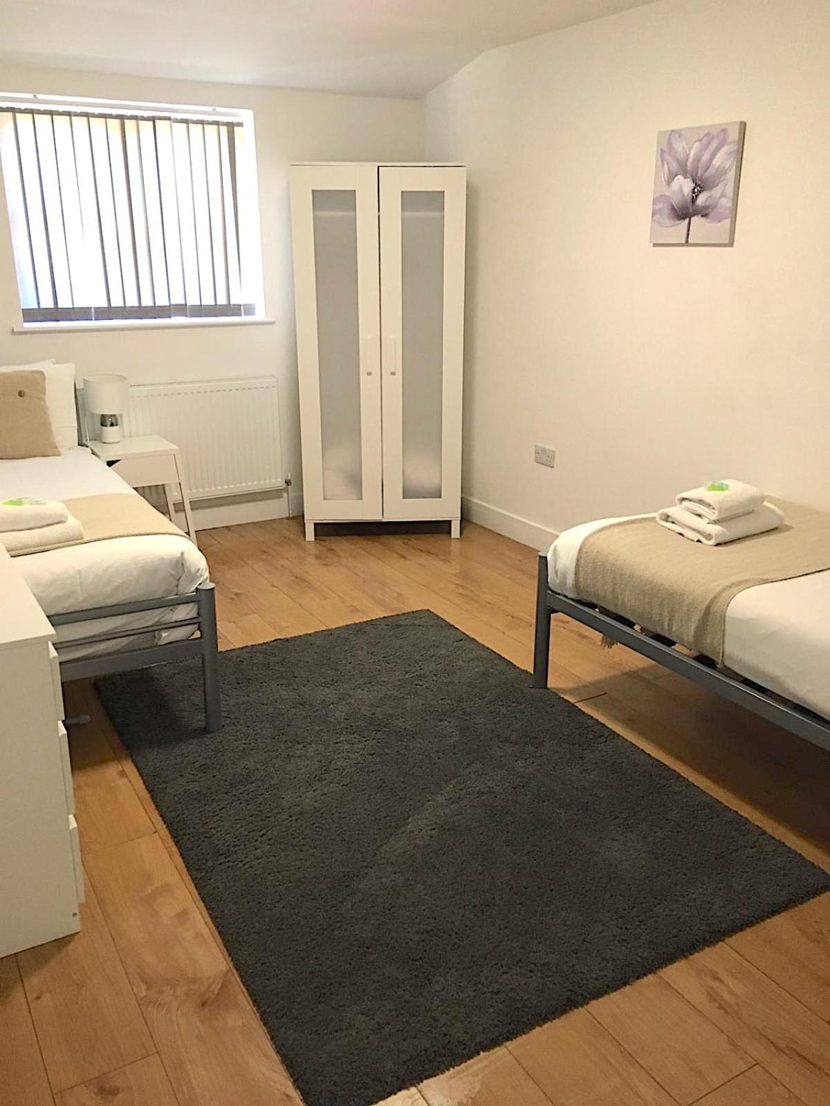 Spacious Ground Floor 2 Bed Apartment Free Parking Pet Friendly view 2
