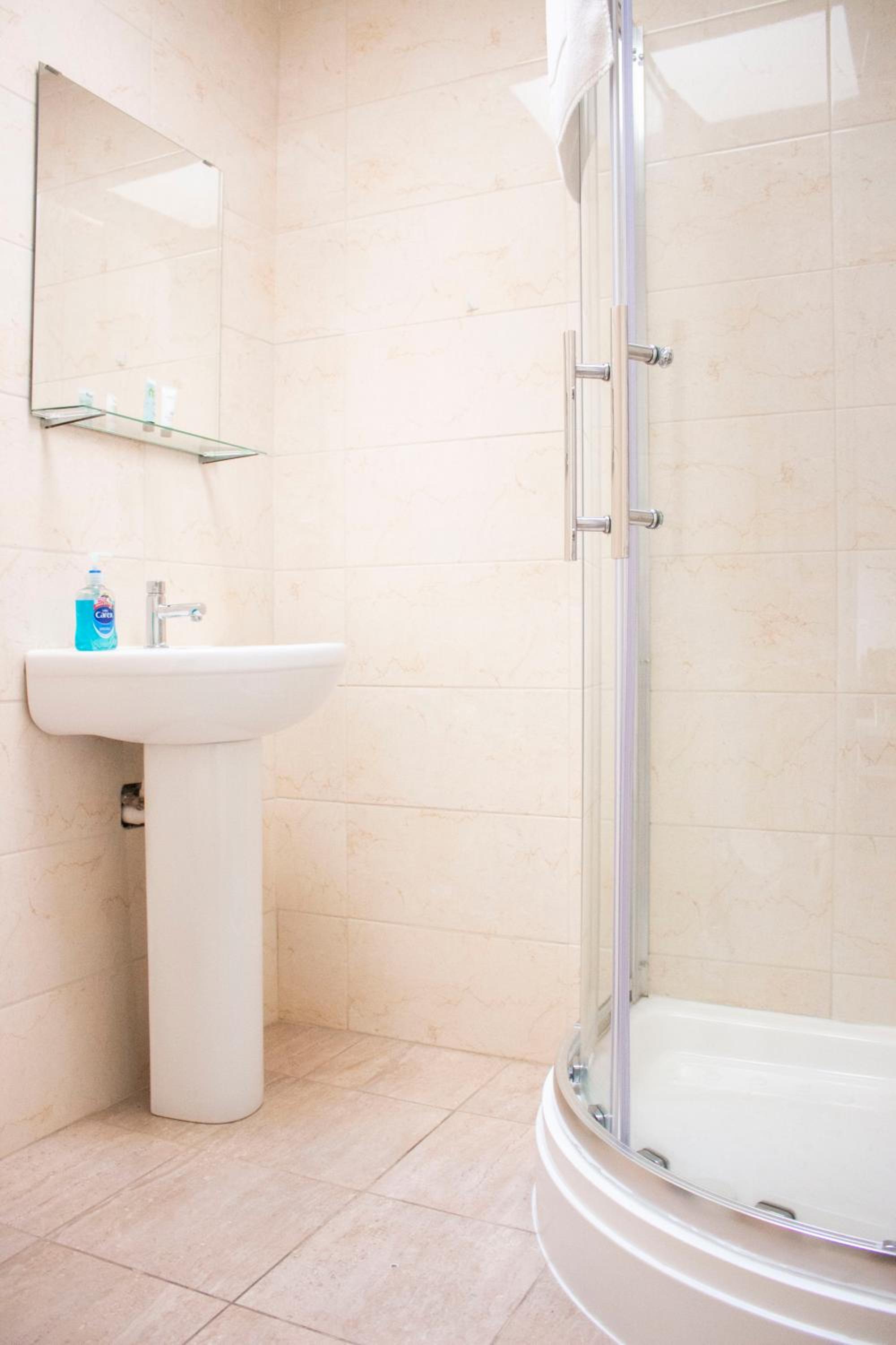 Spacious Ground Floor 2 Bed Apartment Free Parking Pet Friendly view 3