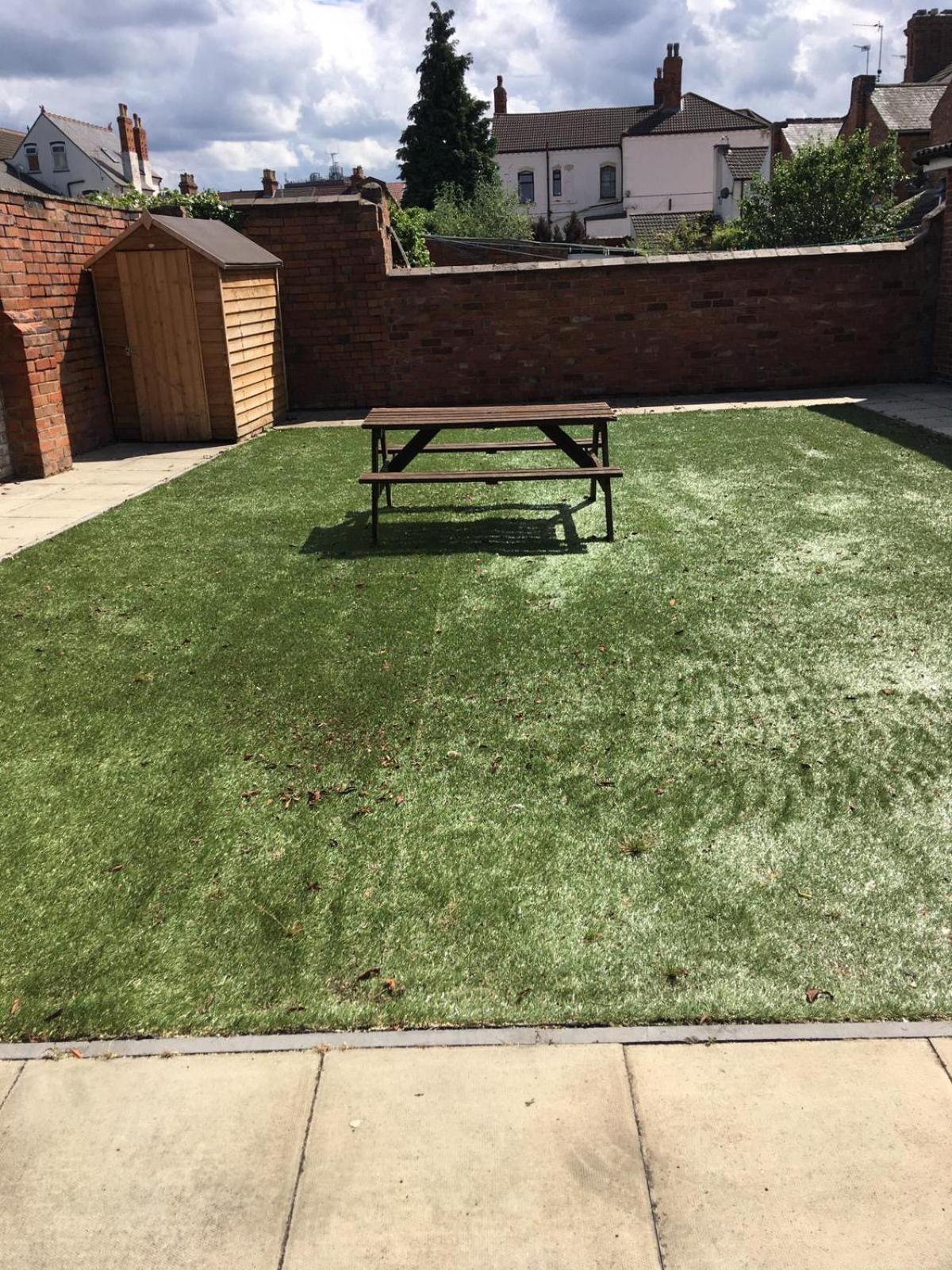 Spacious Ground Floor 2 Bed Apartment Free Parking Pet Friendly view 4