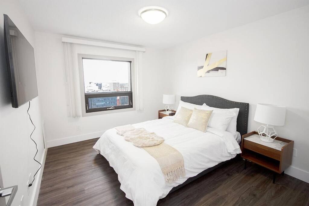 21st Floor Two bedroom downtown unit FREE parking view 5