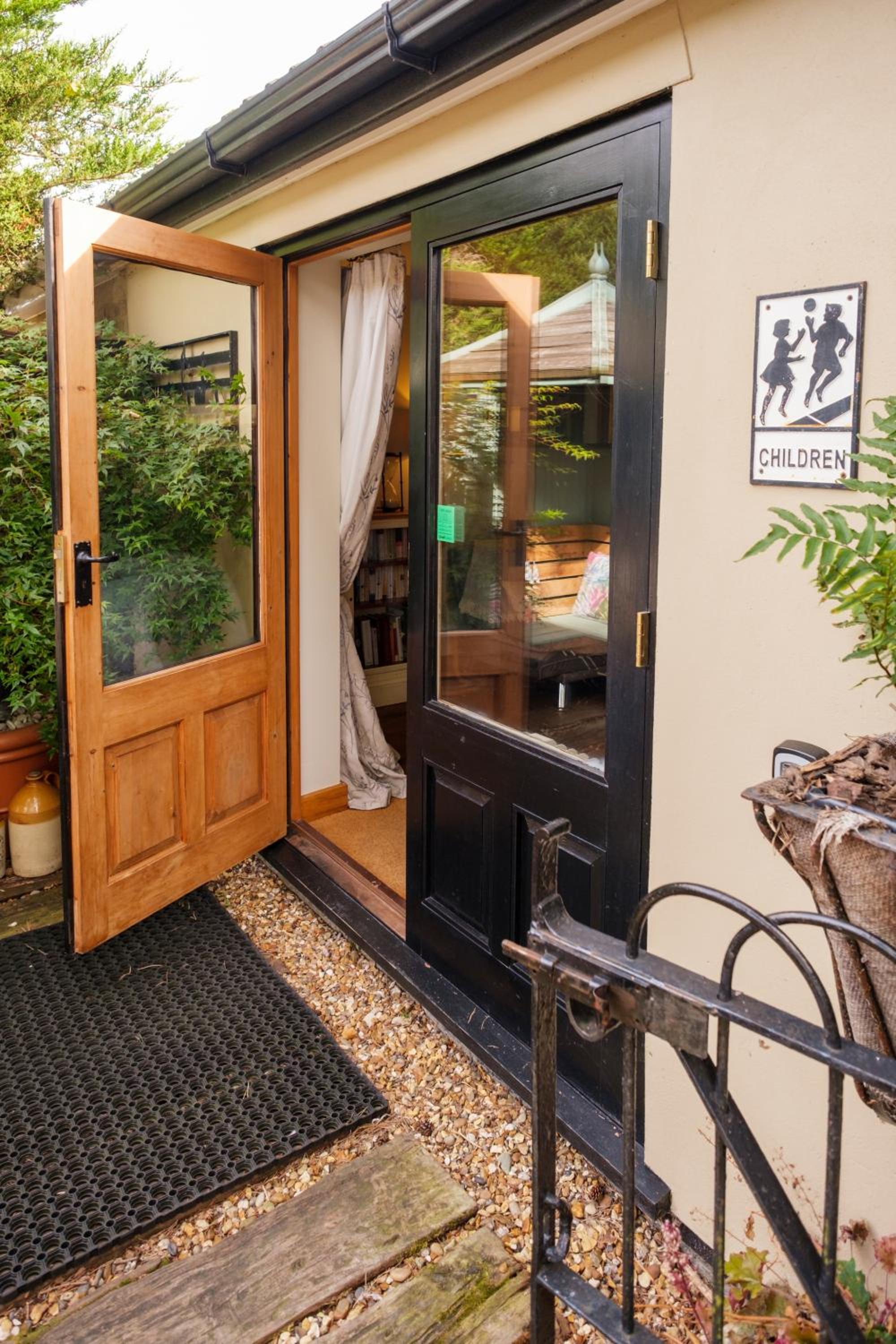 Quavers Rest - quintessential little home & hot tub available ! view 5