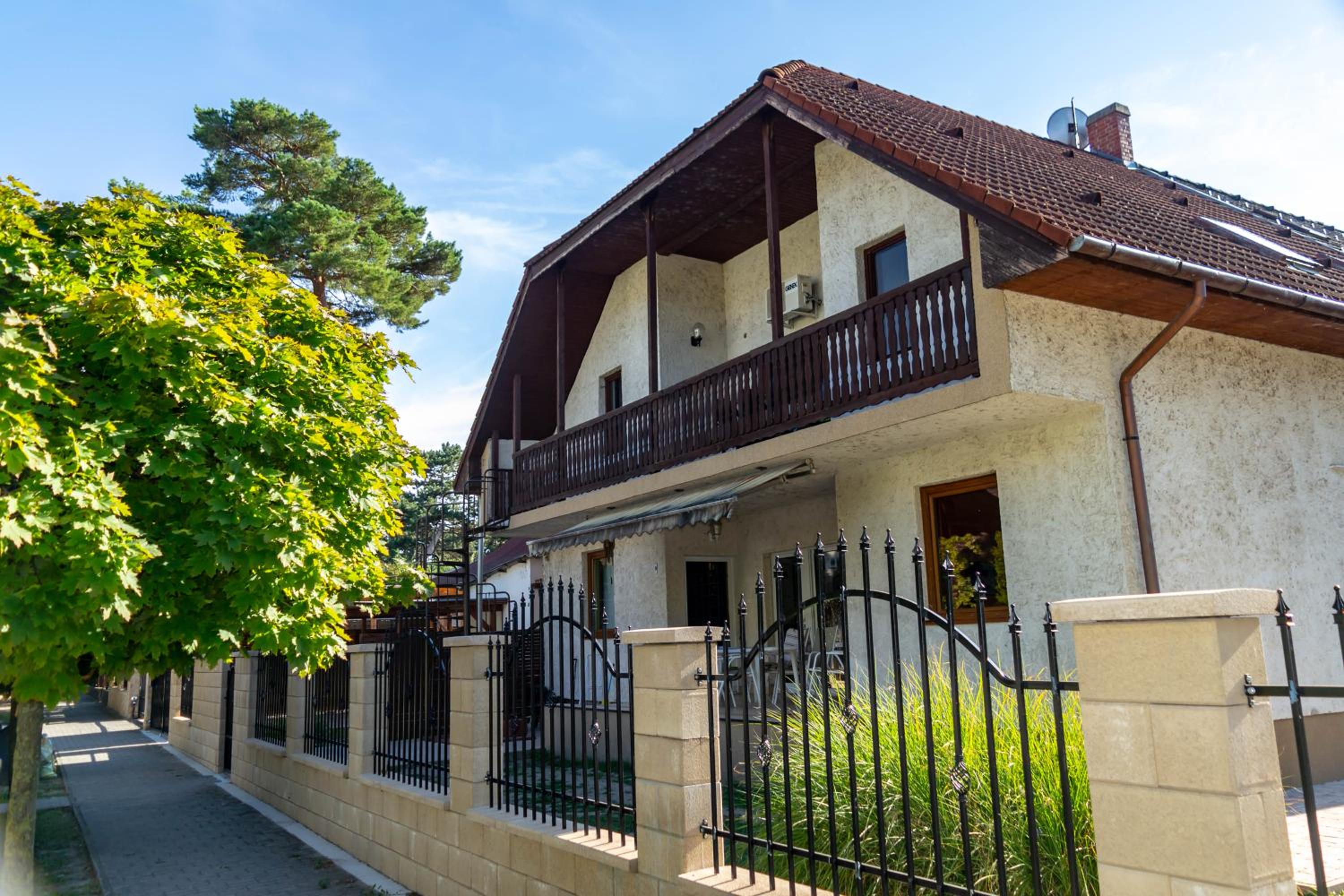 Zsolnay Apartman view 3