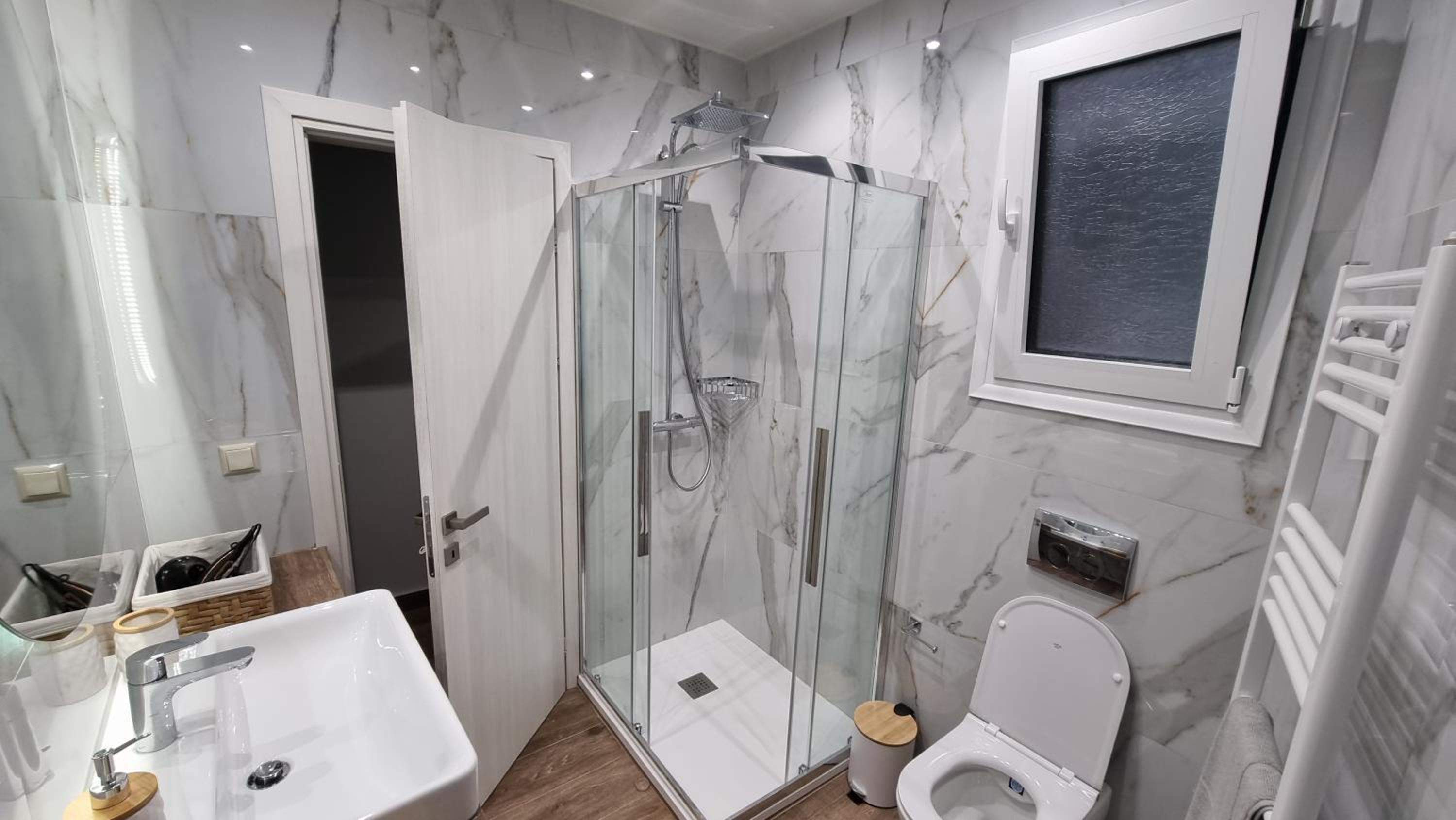 Deka Luxury Apartment, apartamento en Tríkala — bathroom